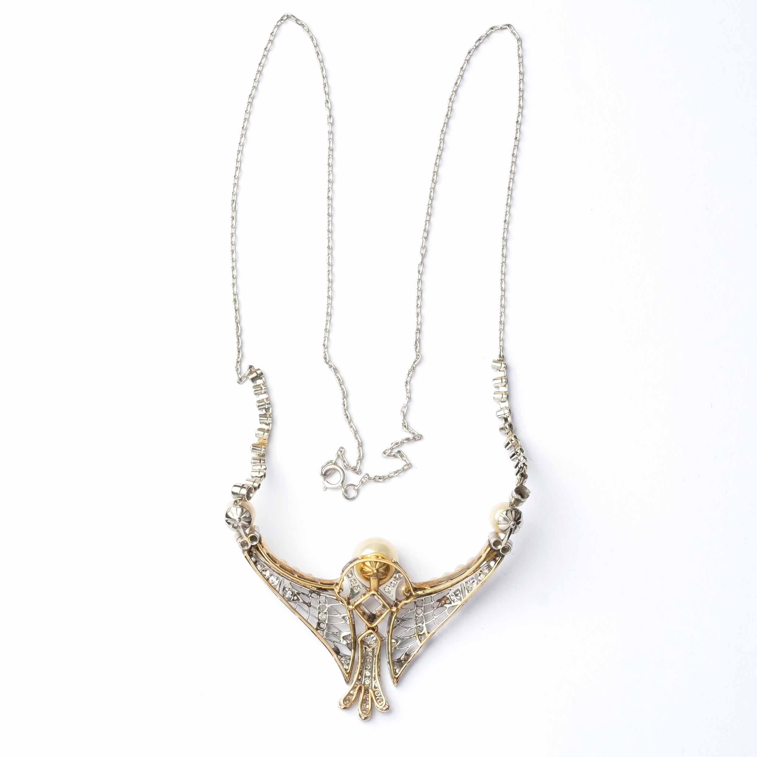 Squisita collana Art Deco degli anni '30, finemente lavorata a mano, realizzata in oro e platino. Eleganza e movimento sono garantiti da diamanti taglio vecchio e taglio rosa per un totale di circa 1,80 carati, impreziositi da perle coltivate di