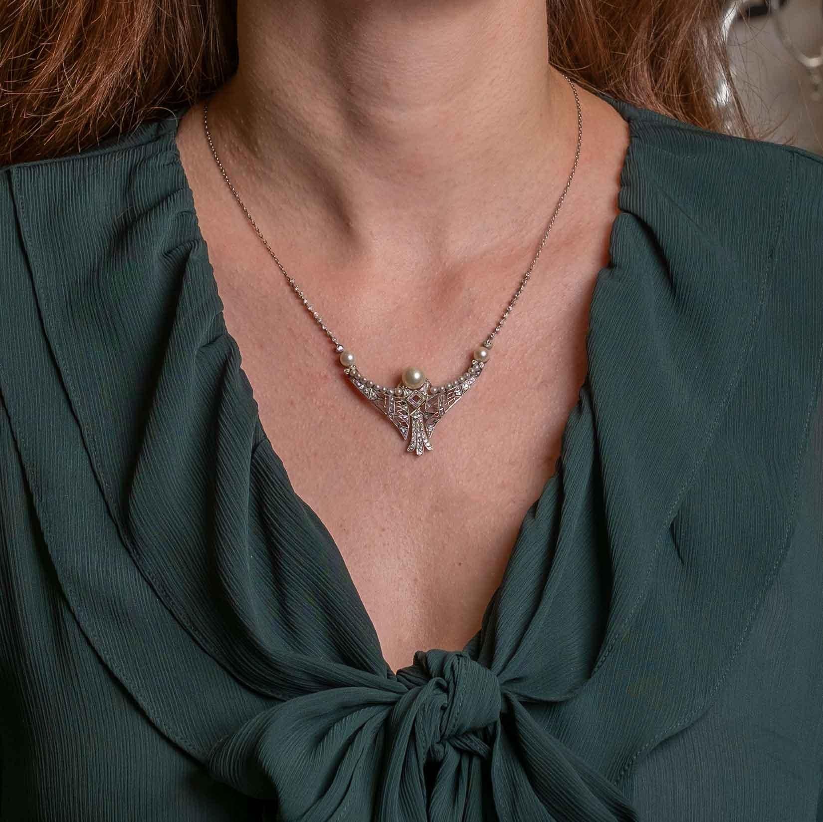 Taglio vecchia miniera Collana Art Deco anni '30 in oro e platino con diamanti e perle coltivate in vendita