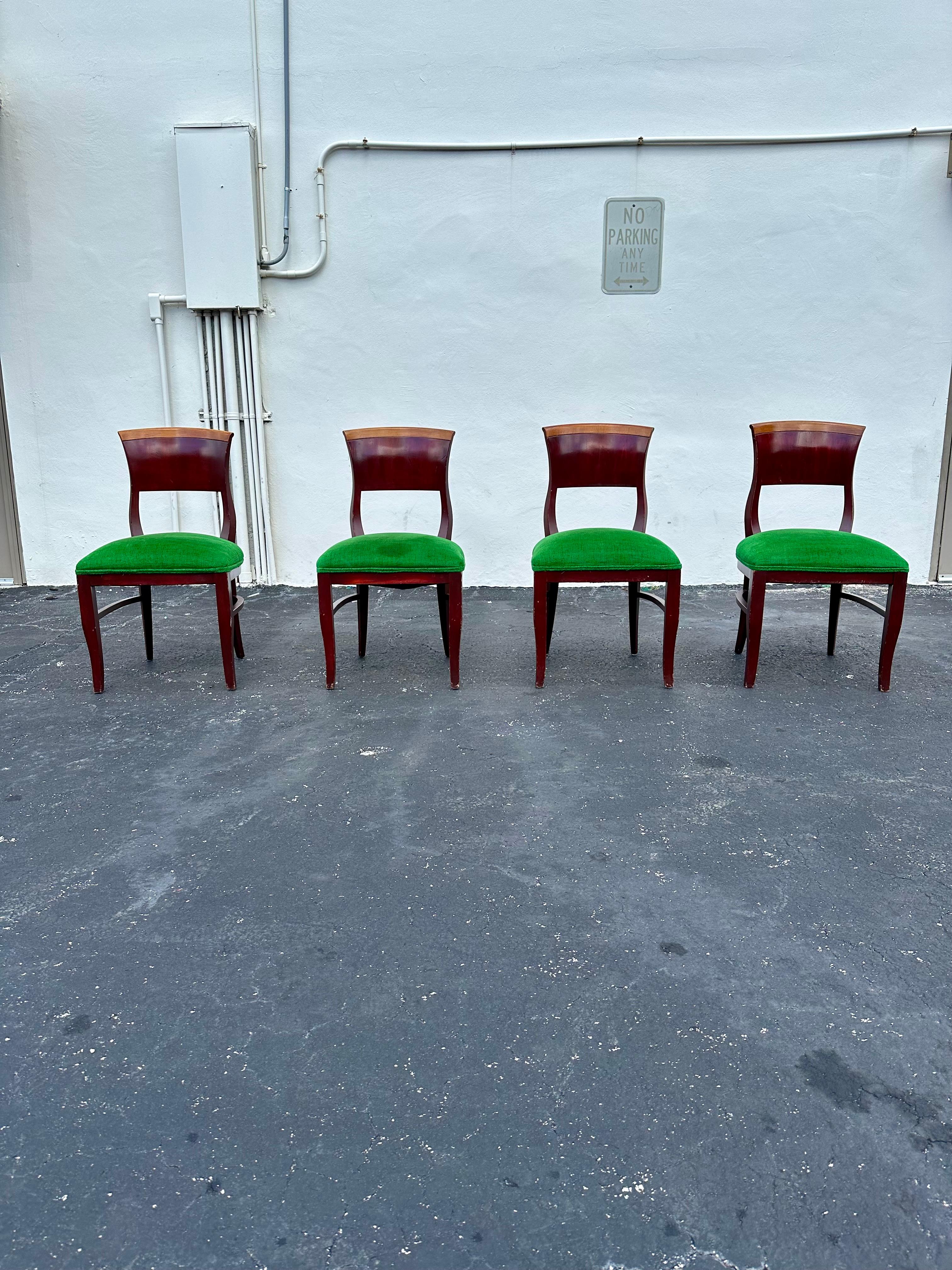 Trasportati negli eleganti e sofisticati anni '30 con questo raffinato set di sedie da pranzo. Le sedie ultra rare emanano un'aria di storia e raffinatezza. Il design è eccezionale. Le sedie sono un pezzo forte che è anche estremamente comodo e
