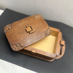 Enorme scatola francese in stile Art Déco degli anni ’30, intagliata a mano in rovere, acero e ottone