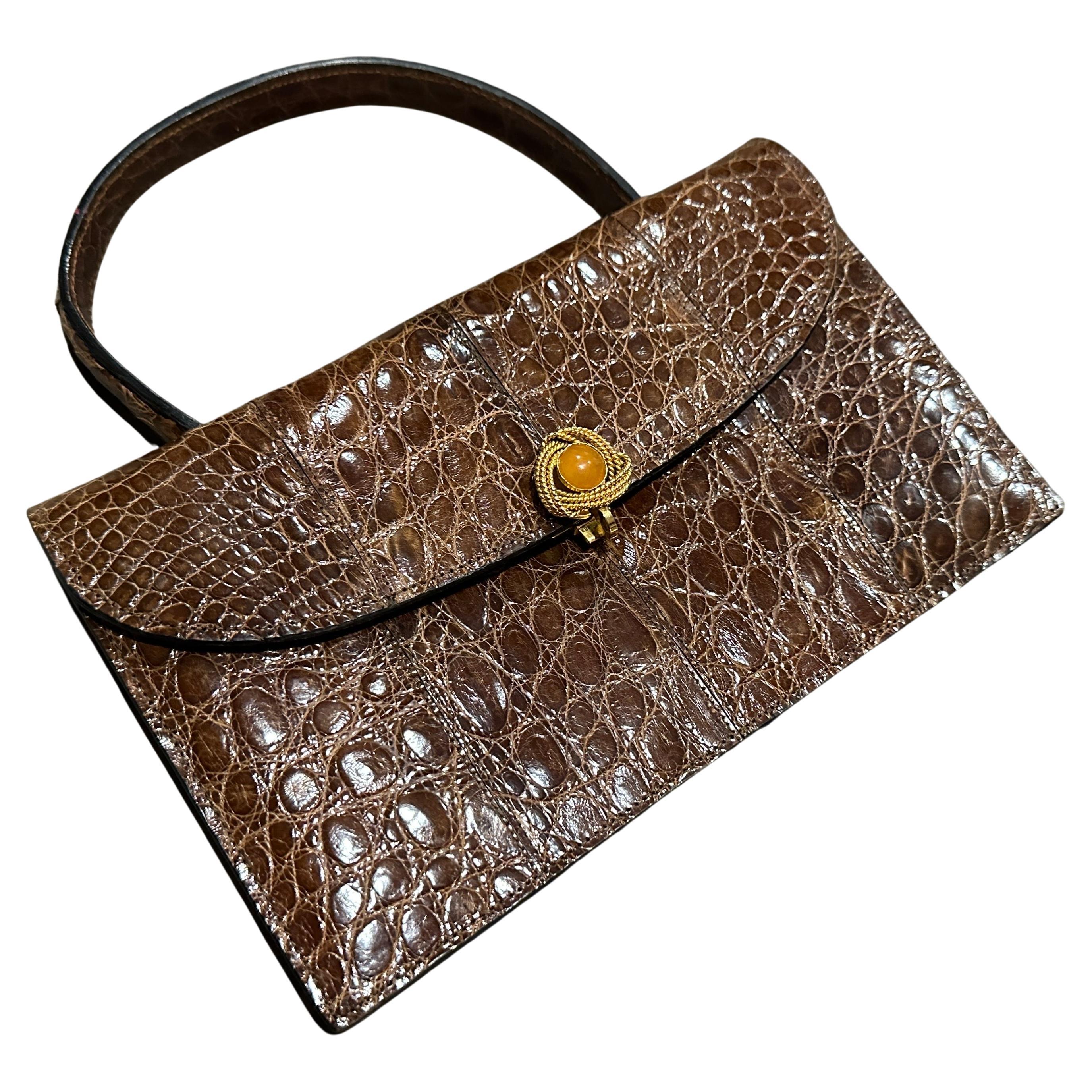 This exquisite handbag is a 1930s Art Deco Italian evening bag, a striking example of the refined craftsmanship and luxury styling of the era.
Made of high-quality brown leather, this bag exemplifies the luxurious materials favored during the Art
