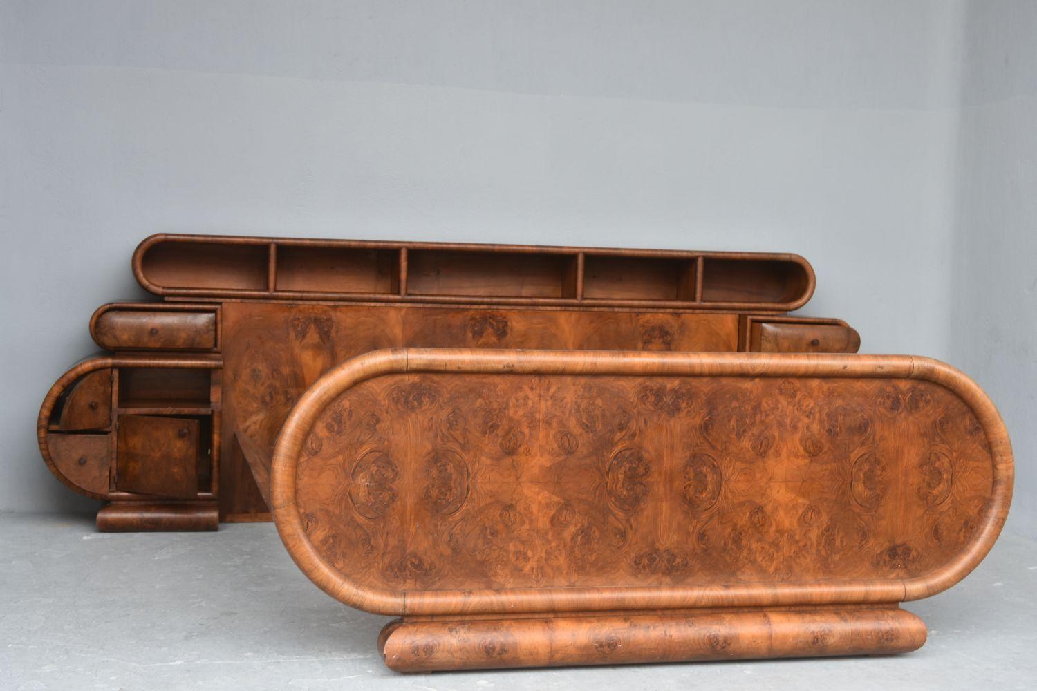 1930s Art Deco Hollywood Bed in Walnut Burl Veneer with its Curved 7