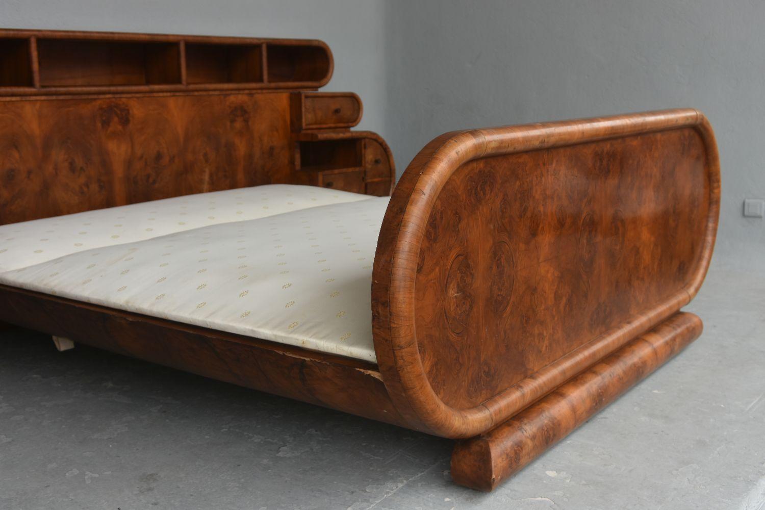 Italian 1930s Art Deco Hollywood Bed in Walnut Burl Veneer with its Curved