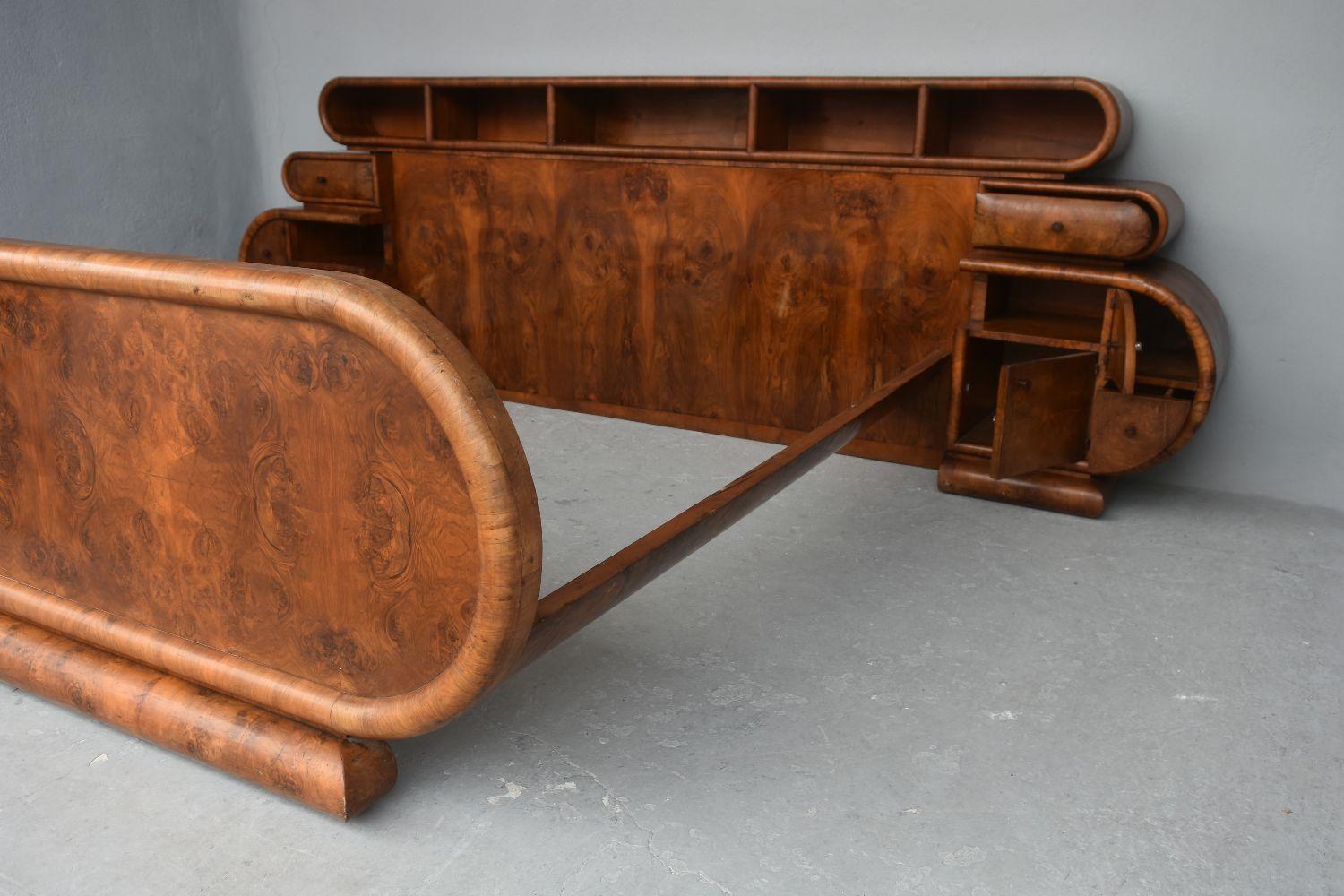 1930s Art Deco Hollywood Bed in Walnut Burl Veneer with its Curved In Good Condition In Marseille, FR
