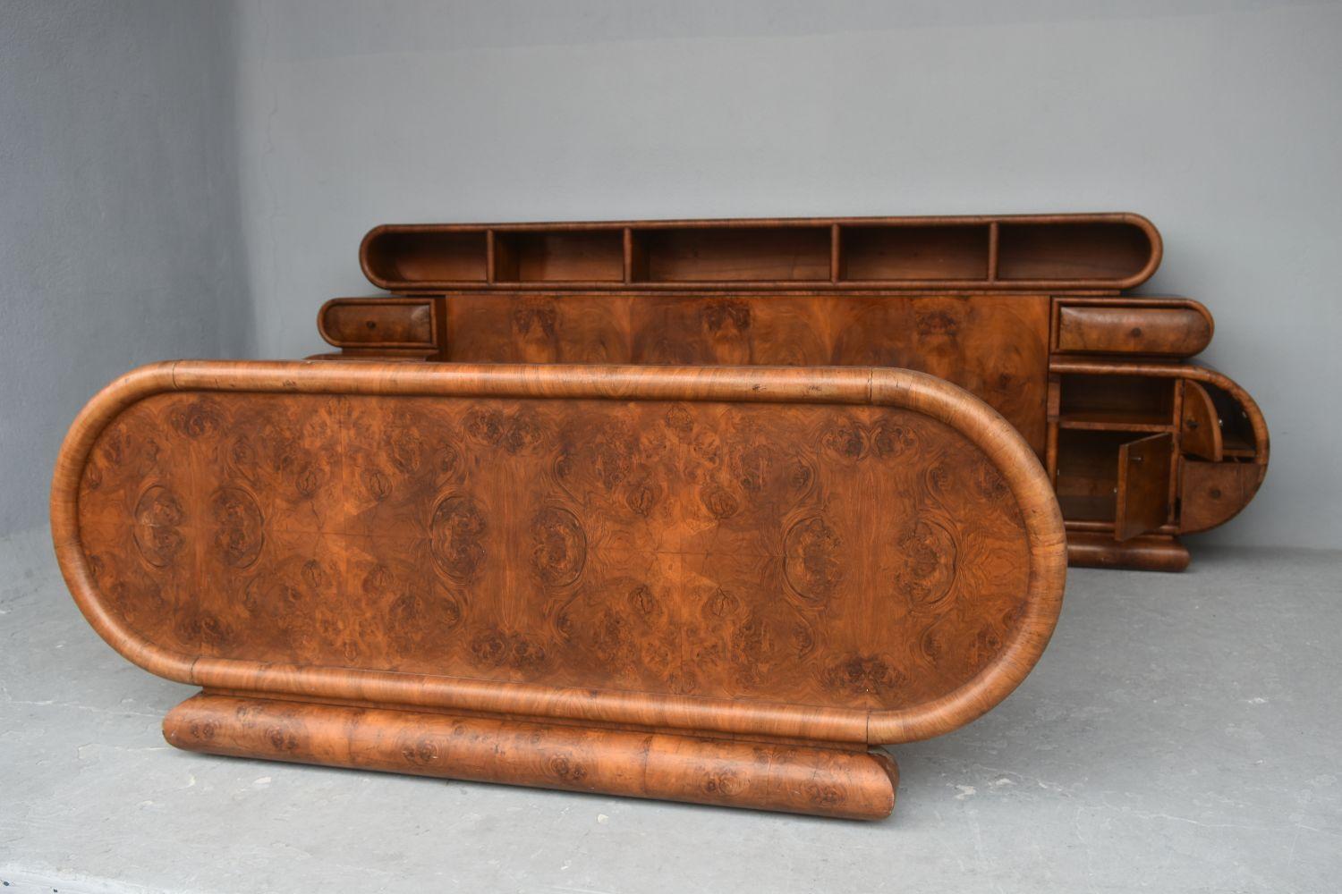 Mid-20th Century 1930s Art Deco Hollywood Bed in Walnut Burl Veneer with its Curved