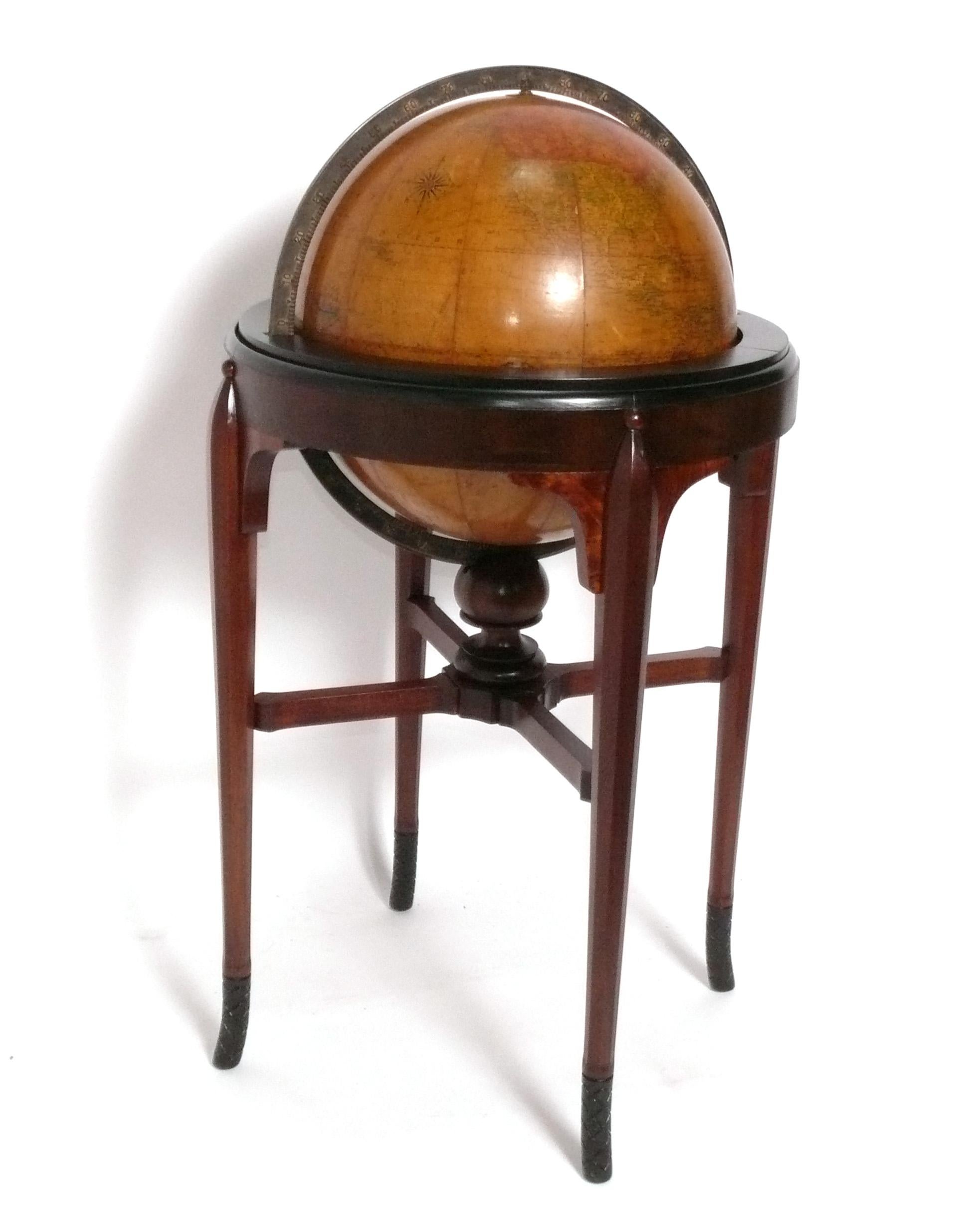 Globe terrestre français de style Art déco, fabriqué par Rand McNally, américain, vers la fin des années 1920-1930. Le support du globe a été récemment restauré dans sa couleur d'origine. Le globe lui-même conserve sa chaude patine d'origine. 