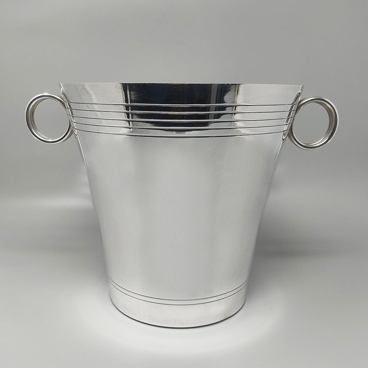 1930er Jahre Wunderschöner Art-Déco-Champagner- oder Eiskübel von Udner in versilberter Ausführung. Hergestellt in Frankreich. Der Artikel ist in ausgezeichnetem Zustand. Unten signiert mit Udner. 
Dimension:
Durchmesser 7,87 x 7,87 H Zoll ohne