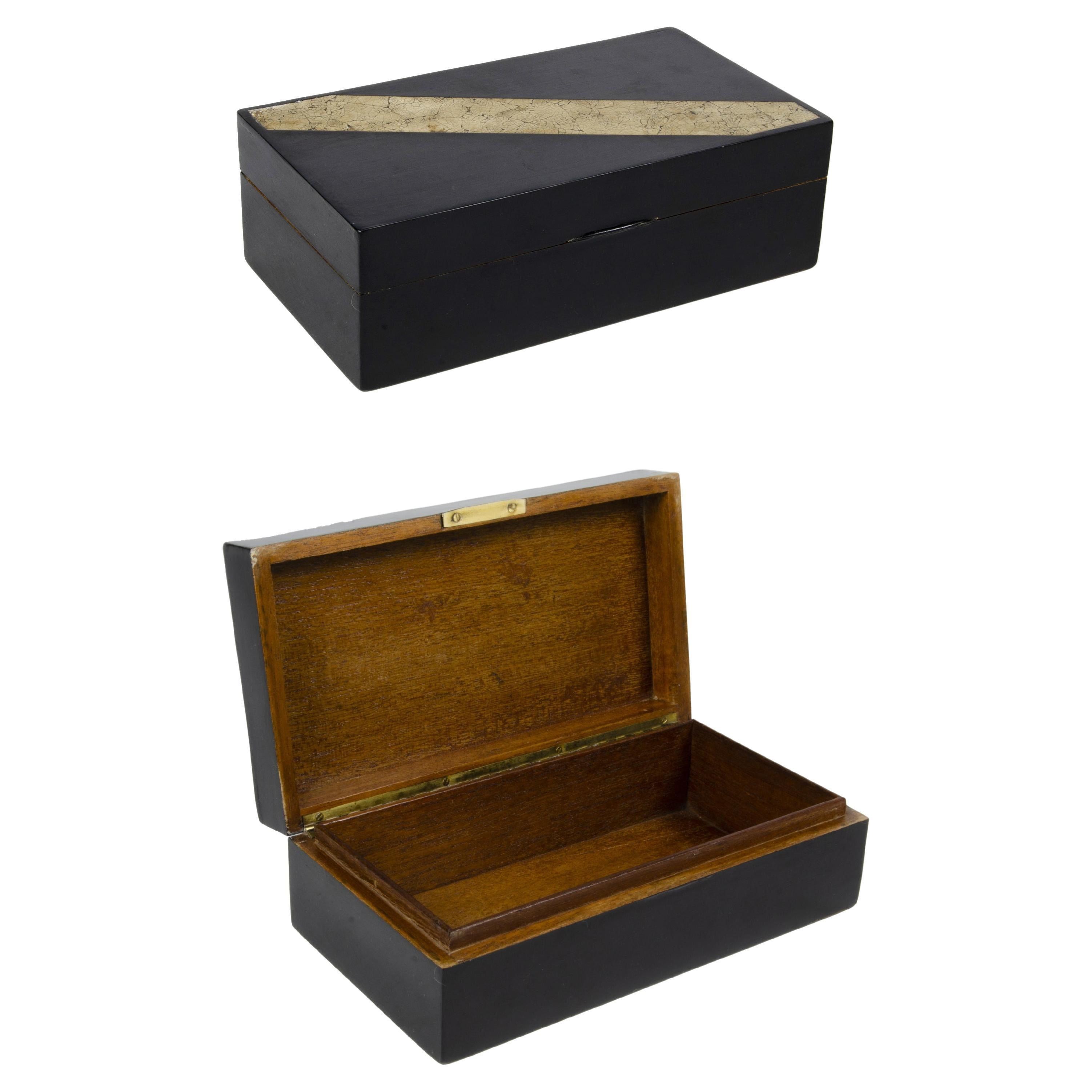 1930 Caja decorativa Art Déco de madera lacada y cáscara de huevo de Jean Dunand, Francia en venta