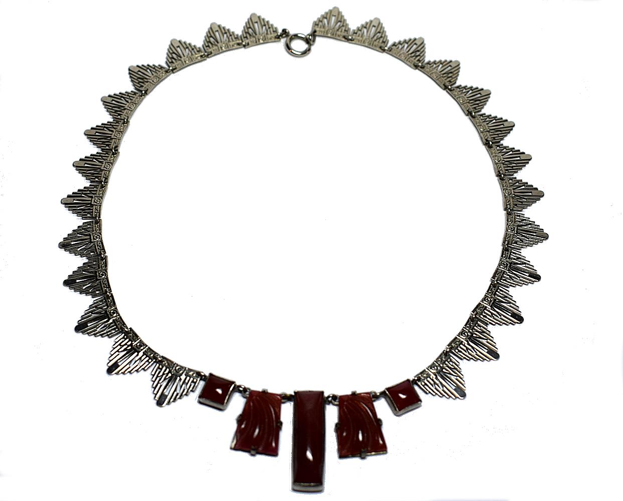 Very attractive ladies Art Deco necklace, totally authentic and to the period, dating to the 1930s. Features fretted out white metal segments which give the feel of skyscrapers in form. Central to the necklace hanging to the nape of the neck are