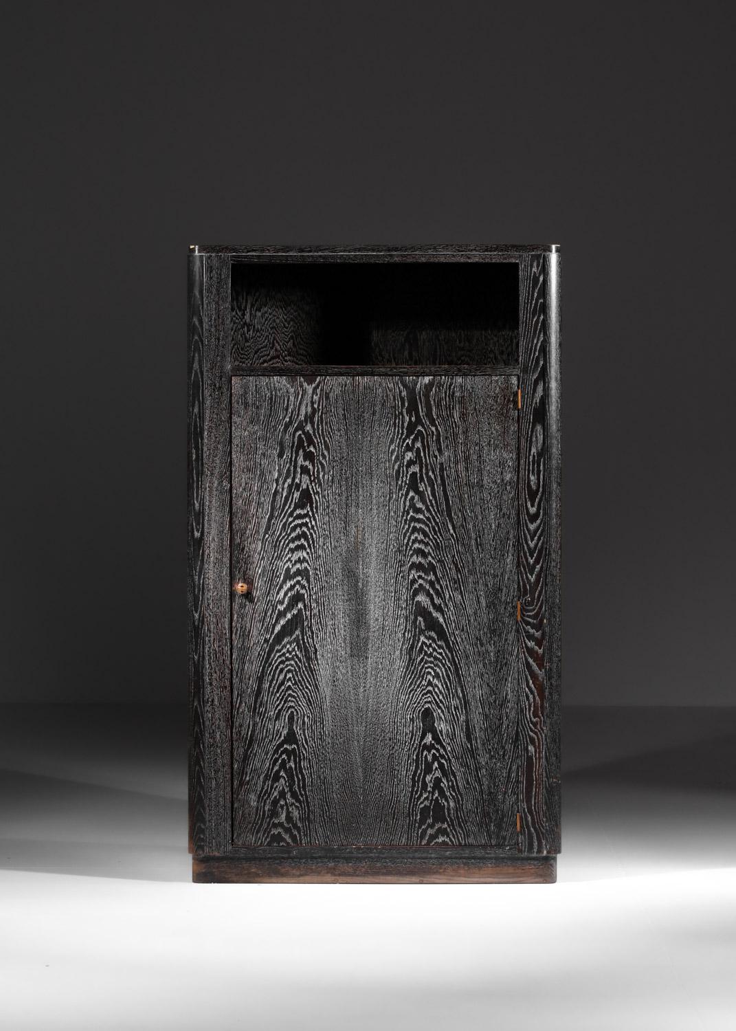 Französischer Art-Déco-Schrank aus den 1930er Jahren, der dem Designer Francisque Chaleyssin zugeschrieben wird. Massivholzrahmen mit schwarz gebeiztem Furnier und gekalkter Oberfläche. Es besteht aus einem Fach an der Oberseite des Stücks mit einer