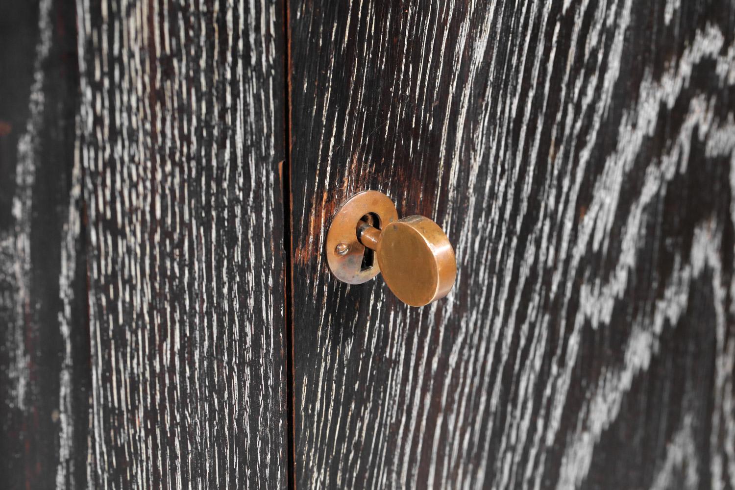 1930er Jahre Art Deco Schrank aus gekalktem Holz, Francisque Chaleyssin zugeschrieben (Art déco) im Angebot