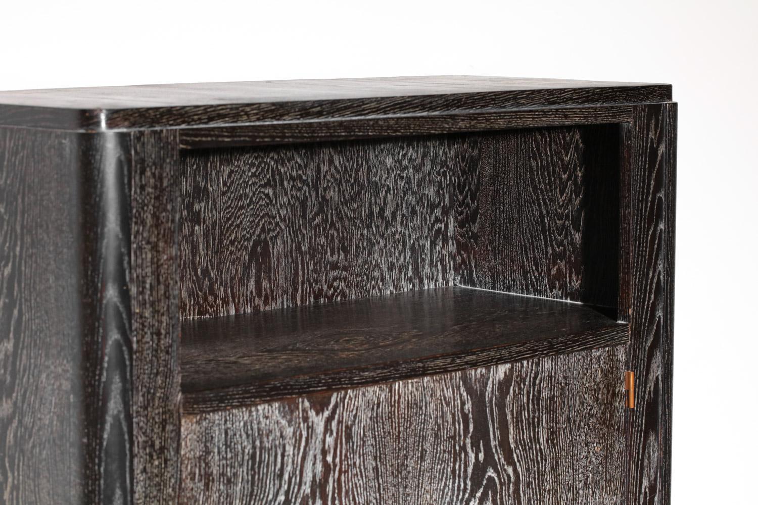 1930er Jahre Art Deco Schrank aus gekalktem Holz, Francisque Chaleyssin zugeschrieben (Gekälkt) im Angebot