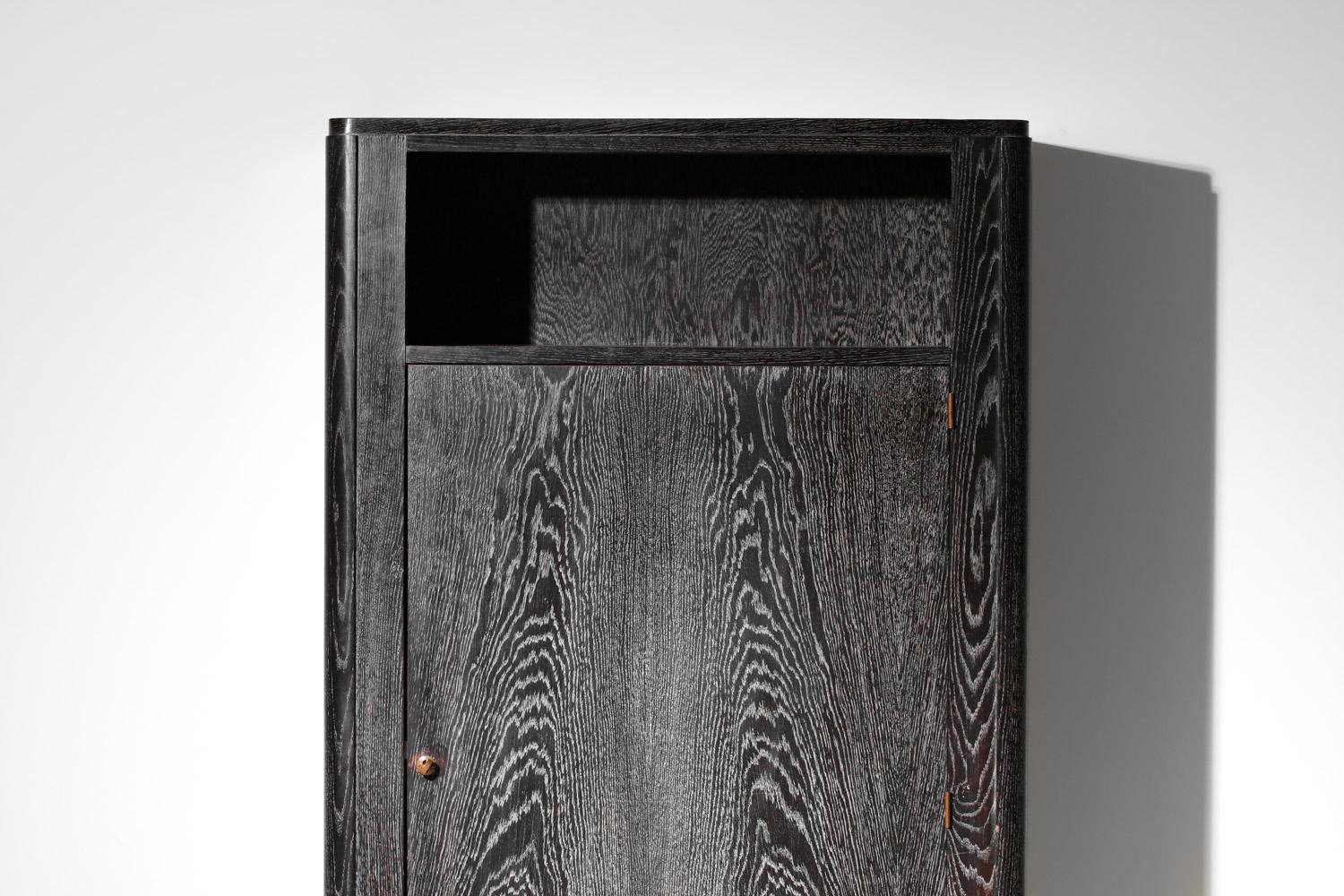 1930er Jahre Art Deco Schrank aus gekalktem Holz, Francisque Chaleyssin zugeschrieben (Mitte des 20. Jahrhunderts) im Angebot