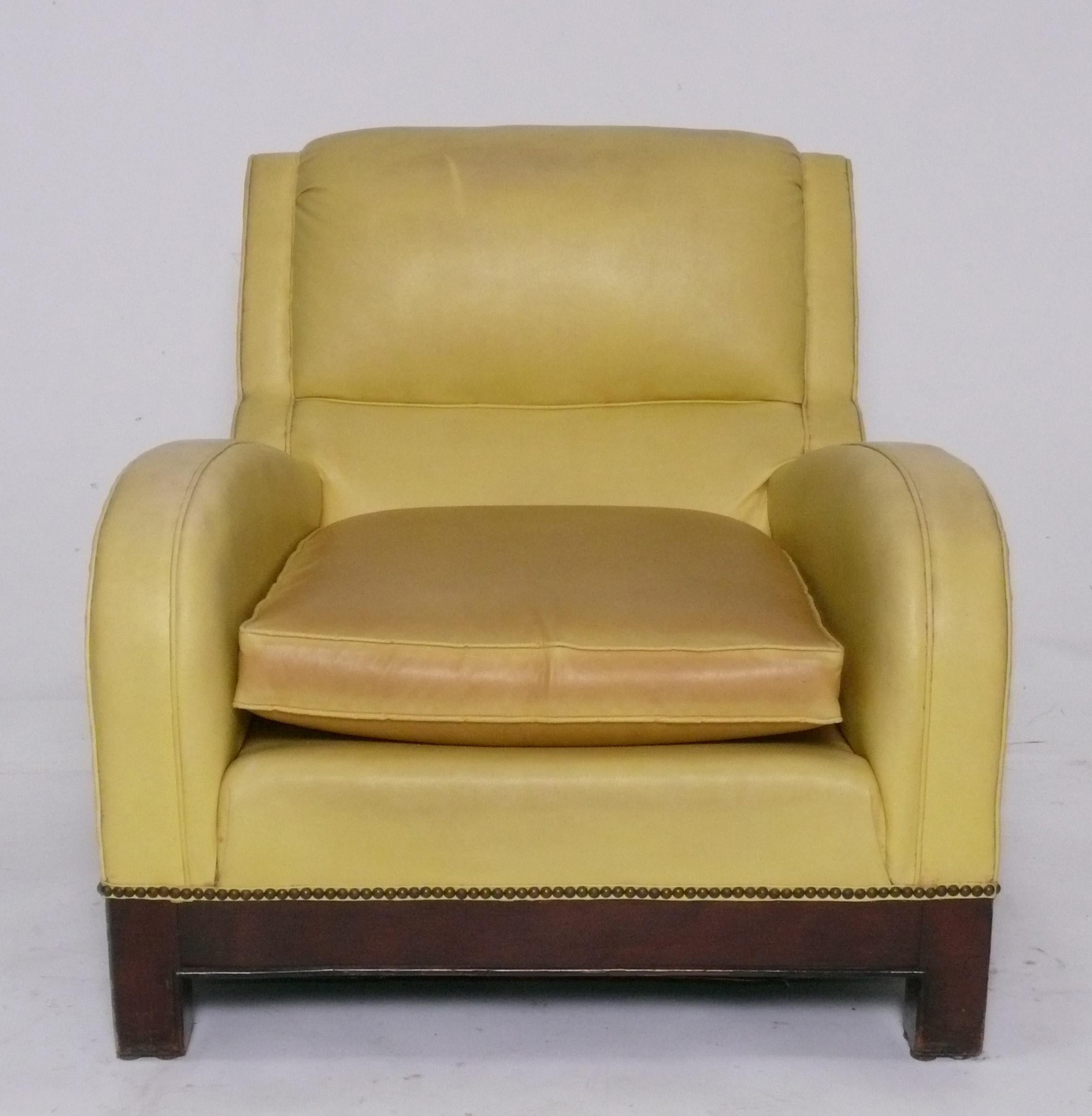 Chaise longue sculpturale Art déco, attribuée à Eugene Schoen, non signée, américaine, vers les années 1930. Cette chaise est en train d'être rénovée et retapissée. Il peut être complété dans la couleur de finition du bois de votre choix et revêtu