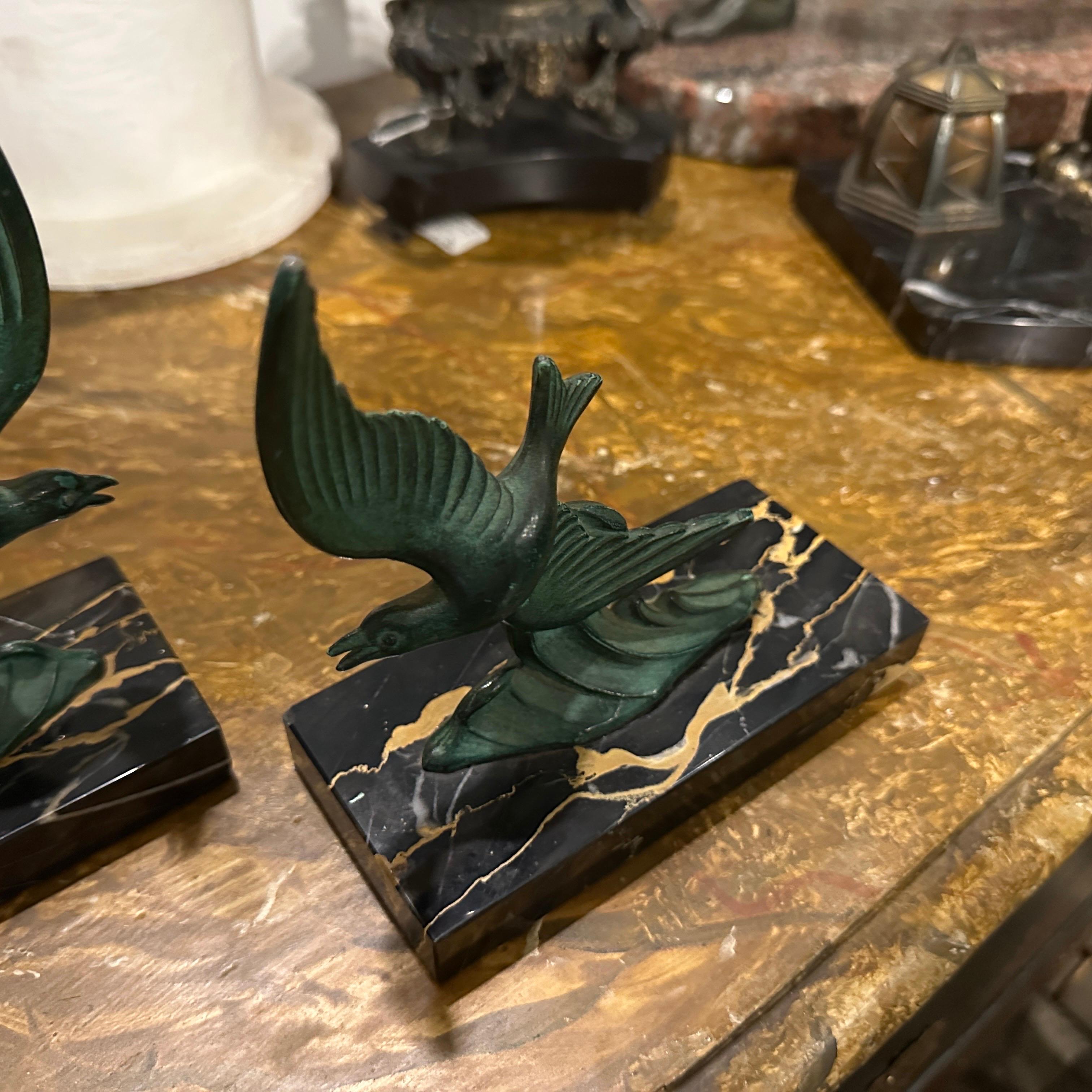 1930s Art Deco Marble and Green Metal French Birds Bookends In Good Condition For Sale In Catania, Sicilia
