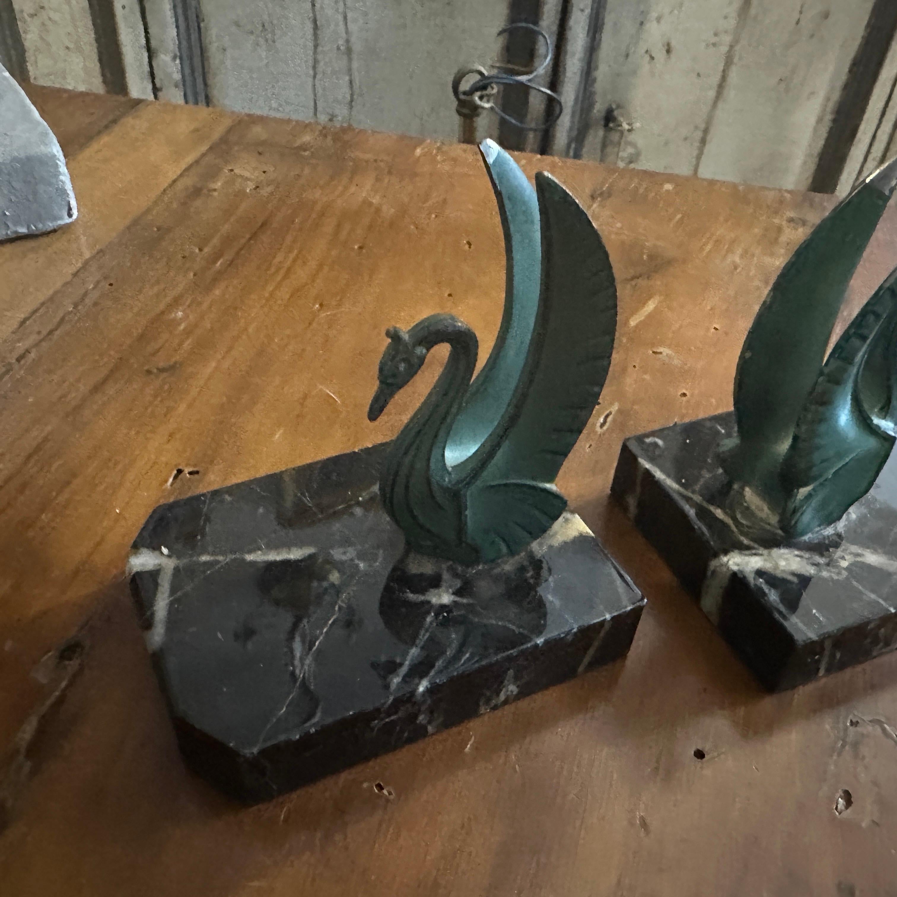 1930s Art Deco Marble and Green Metal French Swan Bookends In Good Condition For Sale In Catania, Sicilia