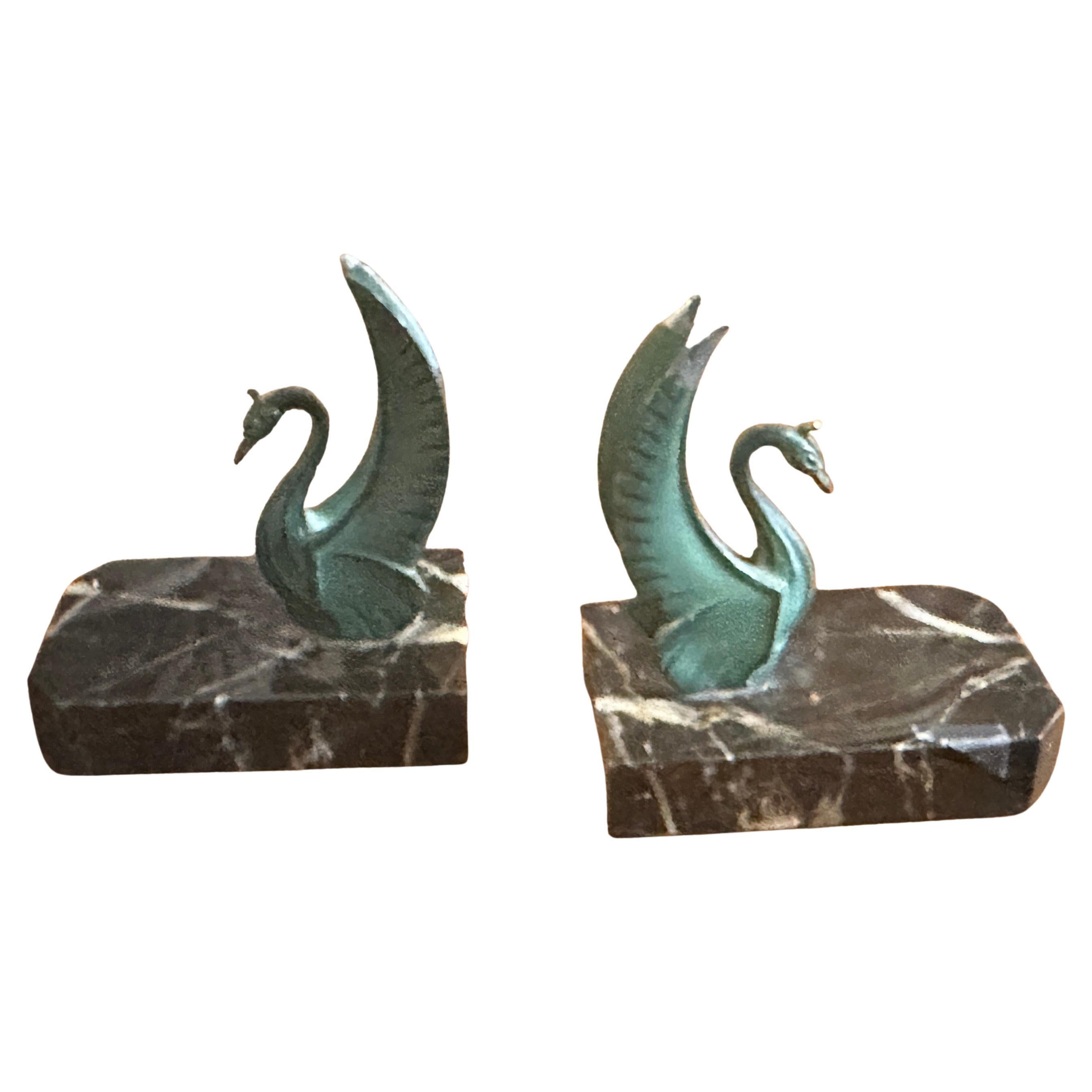 Sujetalibros francés 1930 Art Decó de mármol y metal verde con forma de cisne