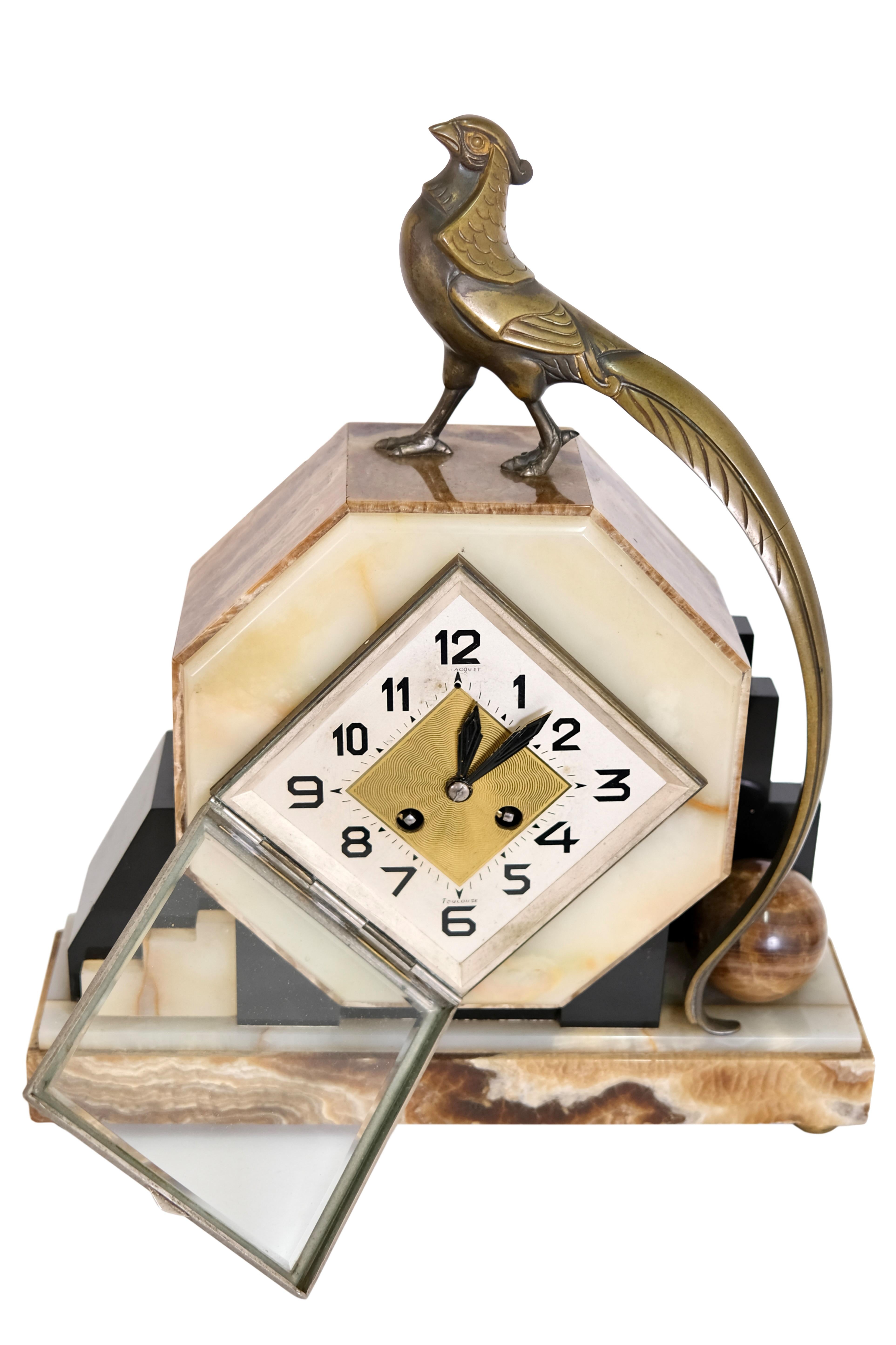 Français Pendule de cheminée Art Déco en marbre des années 1930 avec oiseaux en bronze de Maurice Frecourt en vente