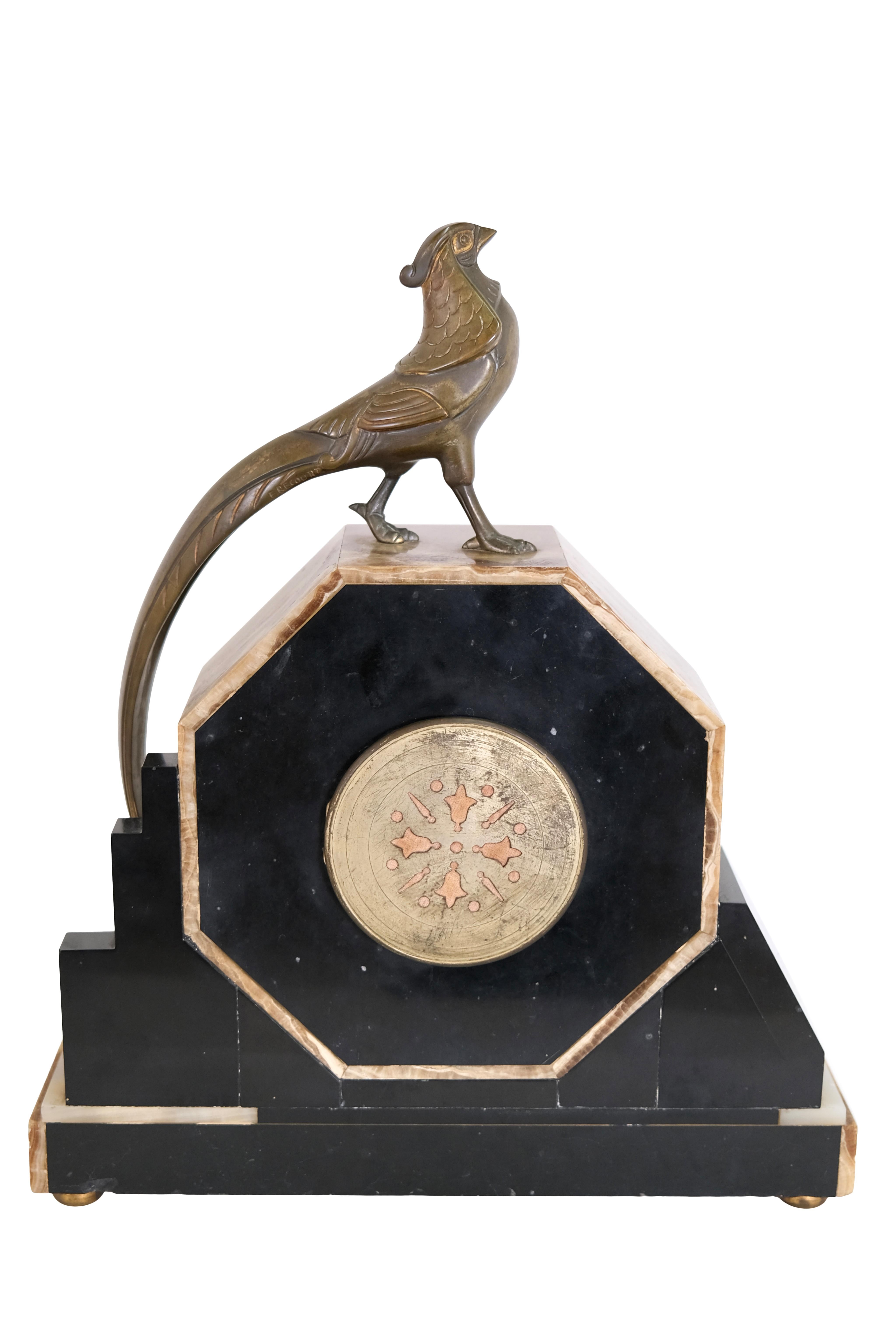 Patiné Pendule de cheminée Art Déco en marbre des années 1930 avec oiseaux en bronze de Maurice Frecourt en vente