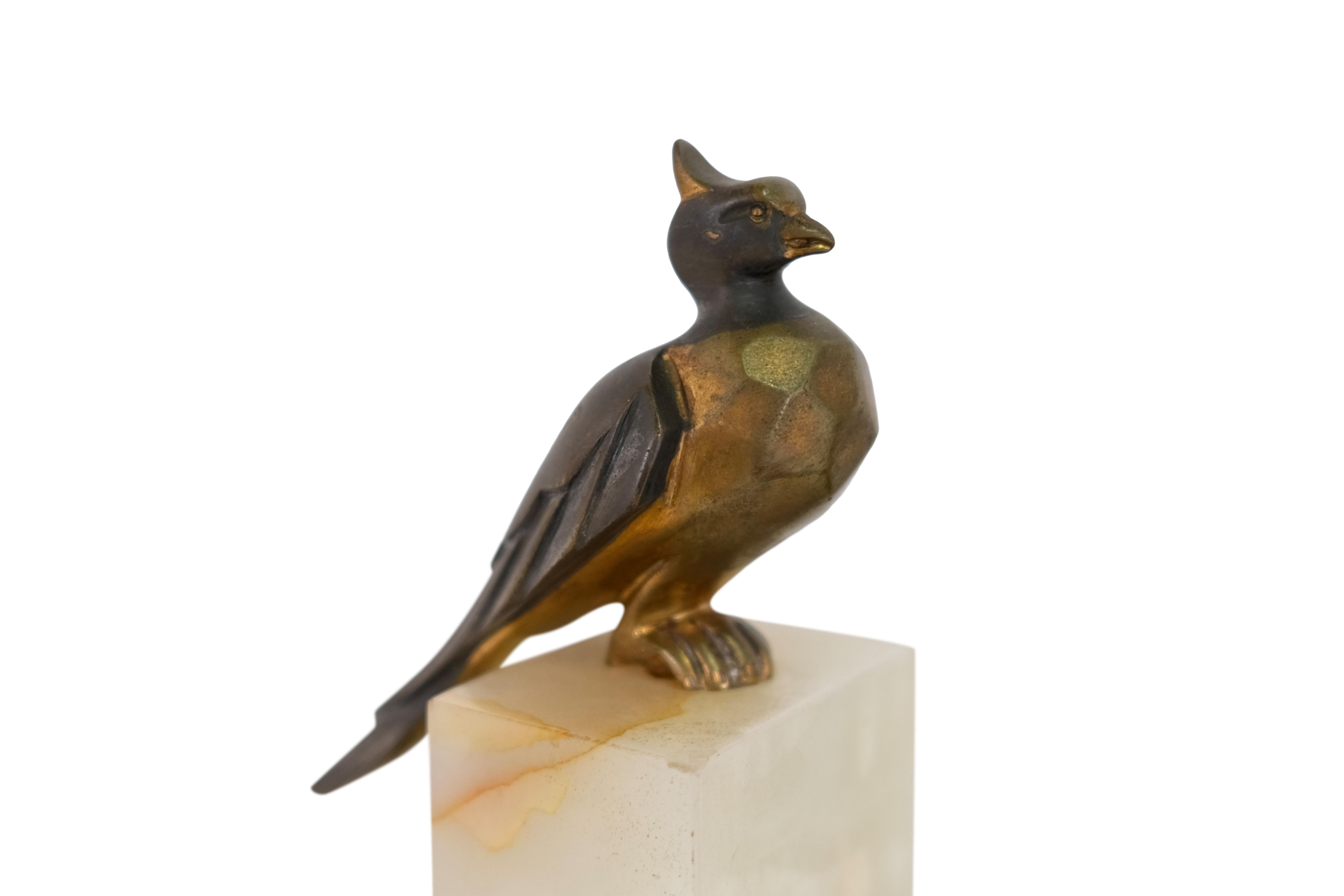 20ième siècle Pendule de cheminée Art Déco en marbre des années 1930 avec oiseaux en bronze de Maurice Frecourt en vente