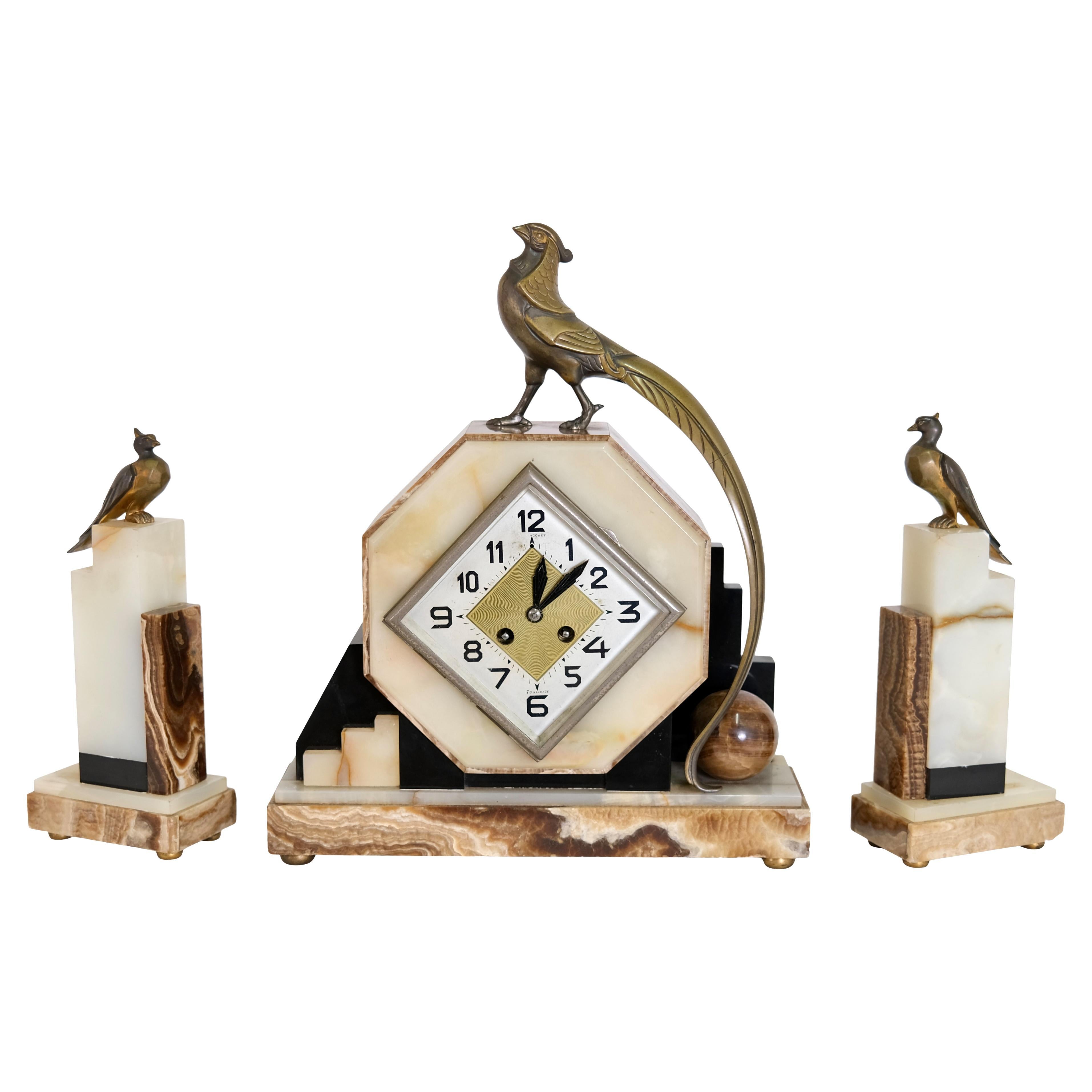 Pendule de cheminée Art Déco en marbre des années 1930 avec oiseaux en bronze de Maurice Frecourt