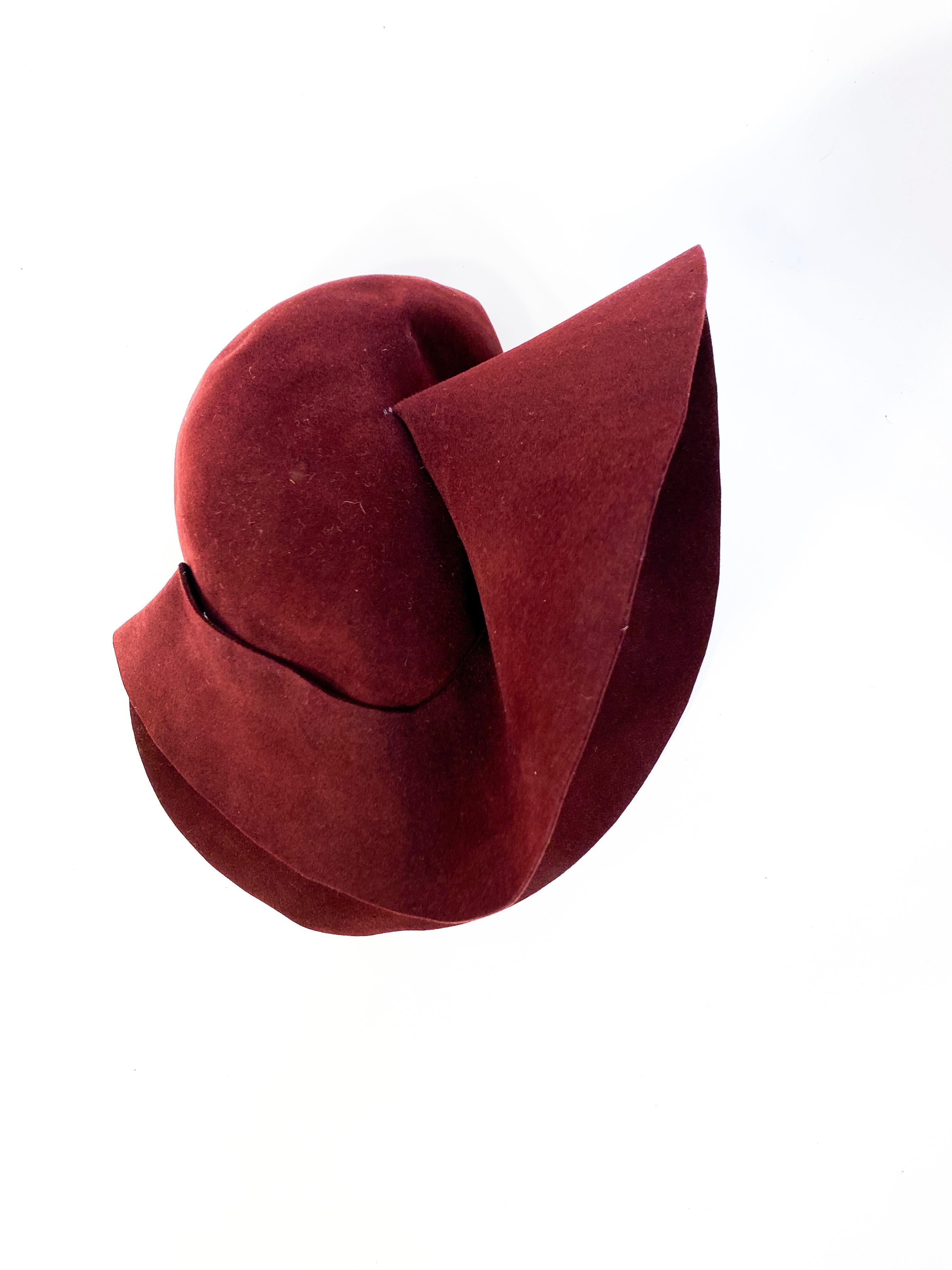 Gray 1930s Art Deco Maroon Hand Sculpted Felt Hat For Sale