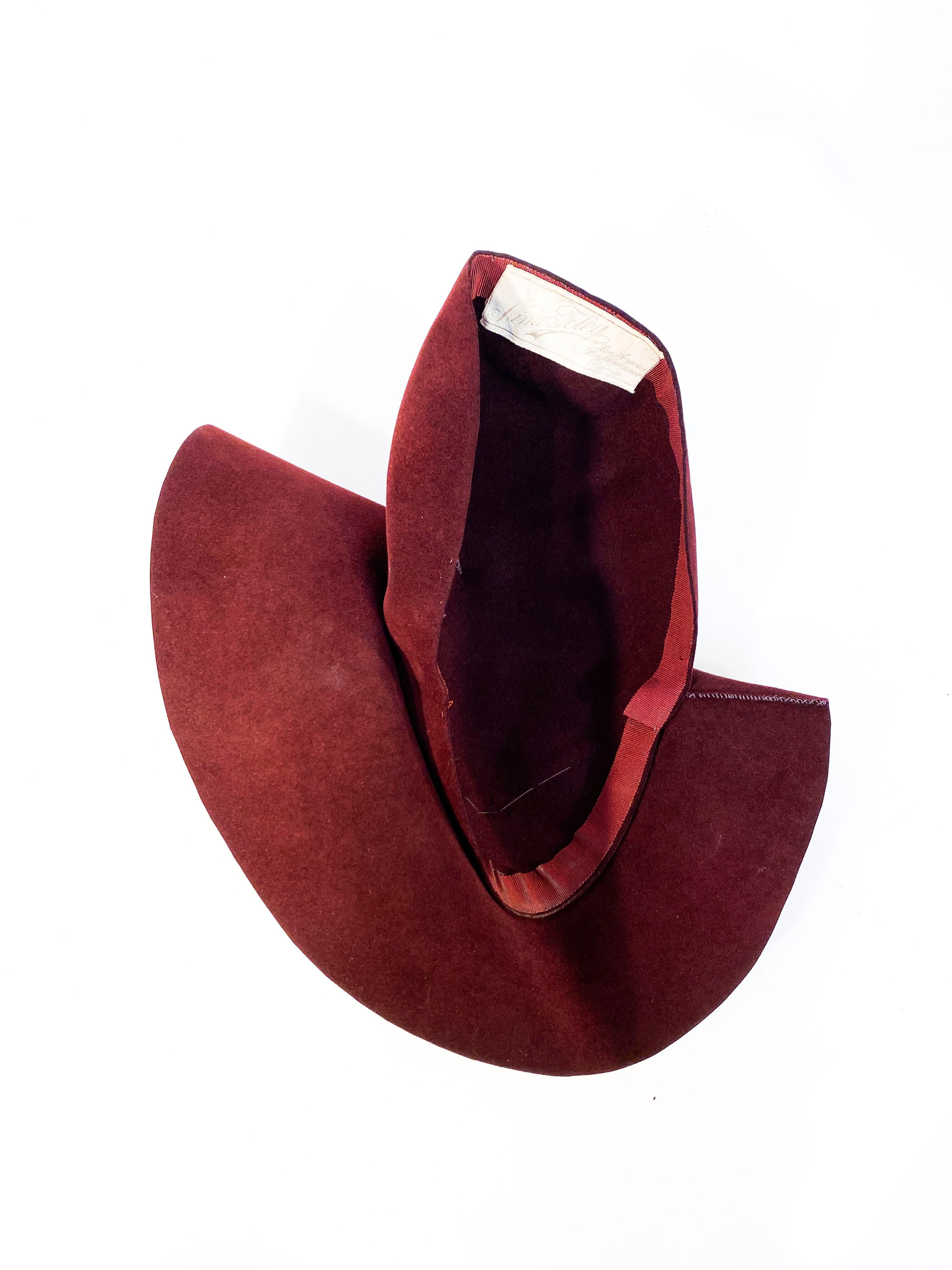 1930s Art Deco Maroon Hand Sculpted Felt Hat In Good Condition For Sale In San Francisco, CA