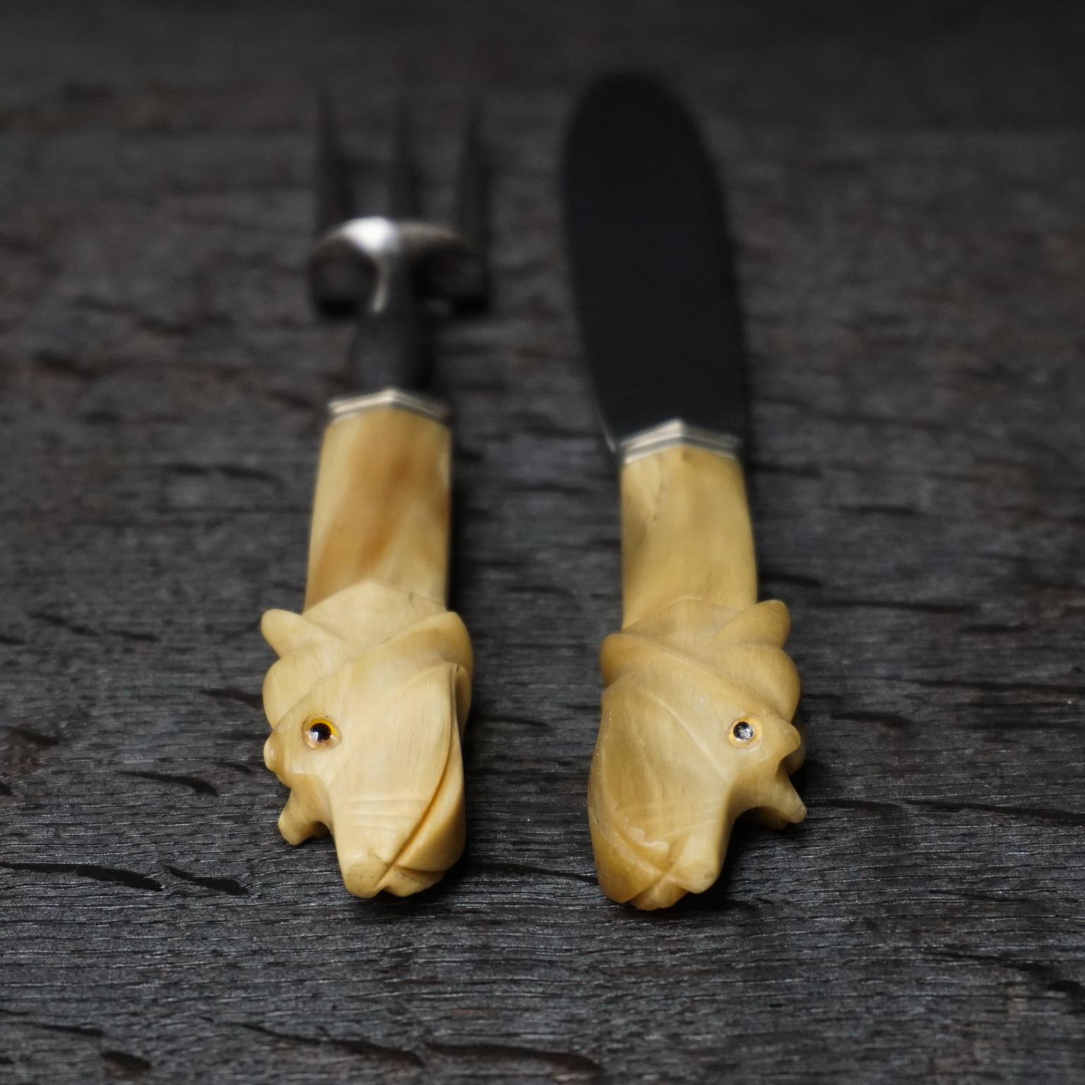 1930 Art Decó Juego de trinchar carne Cuchillo y tenedor, Thiers, cabezas de perro en hueso tallado Acero inoxidable en venta