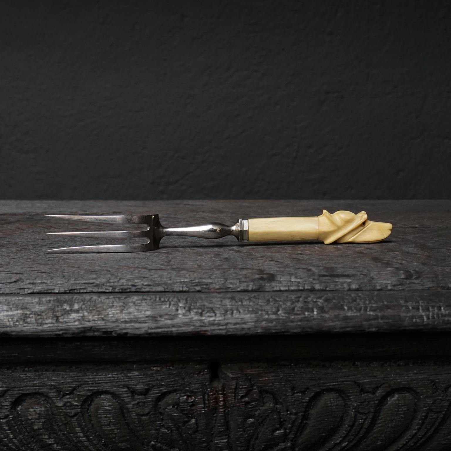 1930 Art Decó Juego de trinchar carne Cuchillo y tenedor, Thiers, cabezas de perro en hueso tallado en venta 1