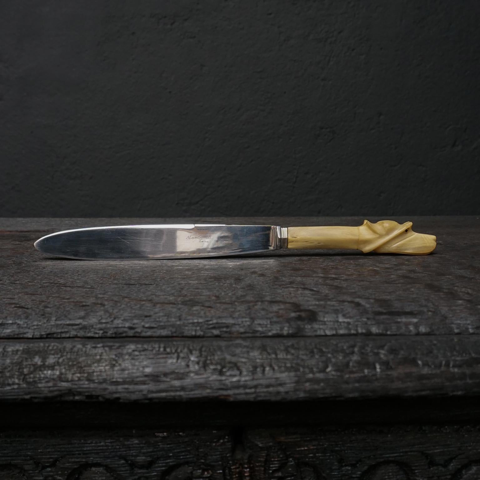 1930 Art Decó Juego de trinchar carne Cuchillo y tenedor, Thiers, cabezas de perro en hueso tallado en venta 2