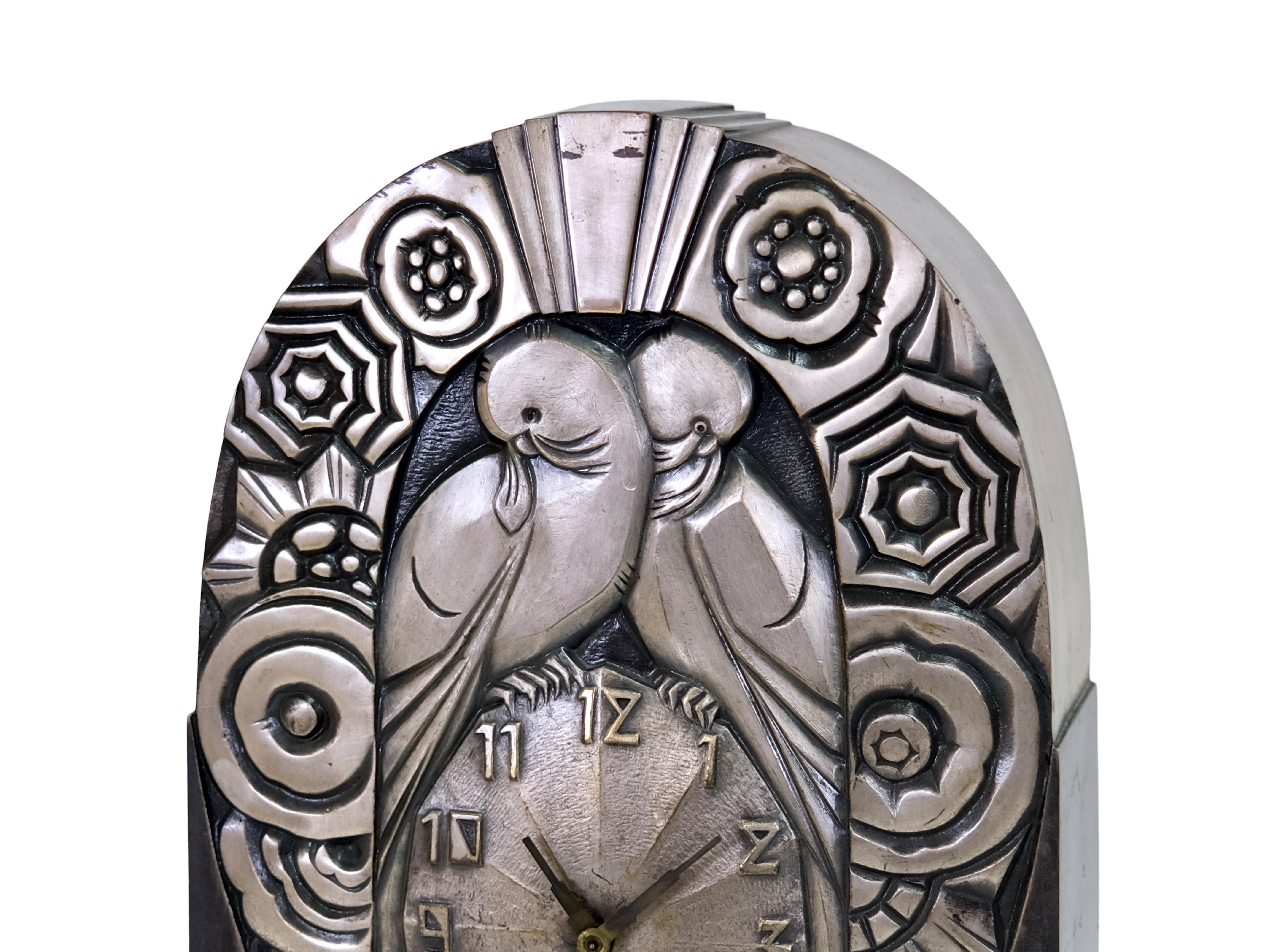 Metal mantel clock
Bird relief with art deco pattern
R. Terras, signed
Movement freshly overhauled

Original Art Deco, France 1930s

Dimensions:
Width: 26 cm
Height: 35 cm
Depth: 10 cm.