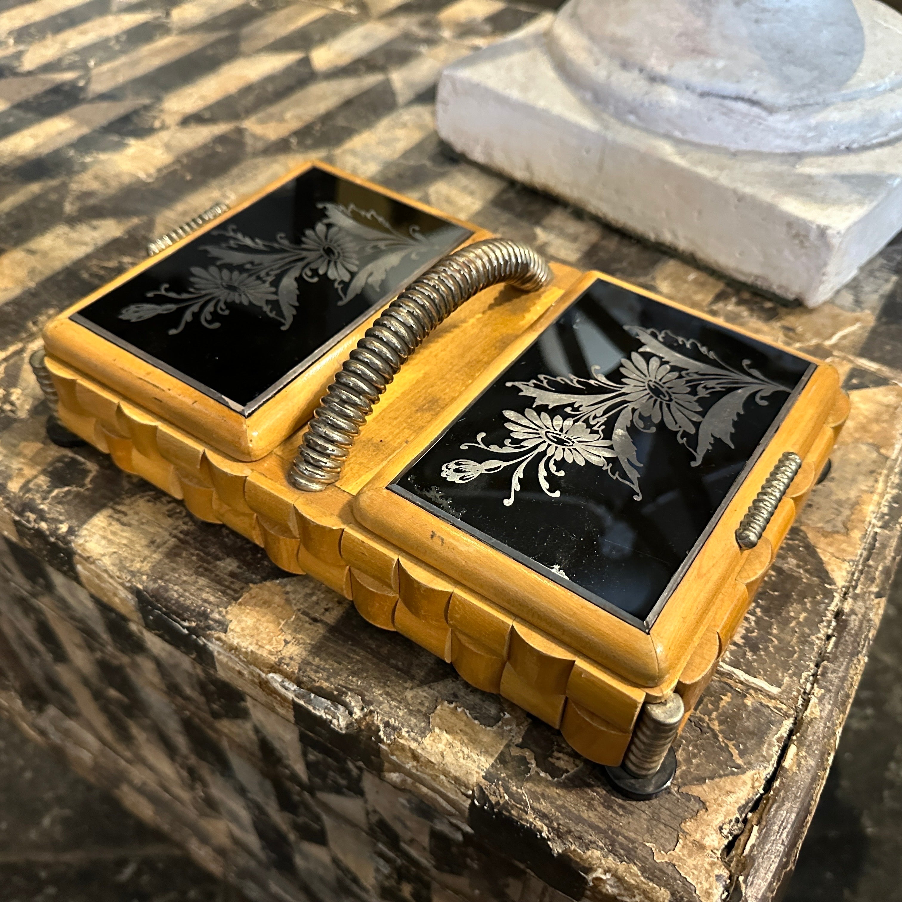 Un élégant vanity box art déco conçu et fabriqué en Italie dans les années 30, deux compartiments et verre noir décoré d'argent sur le dessus. Cette boîte est un bel exemple de l'artisanat italien Diptych Fine Arts des années 1930. La combinaison de