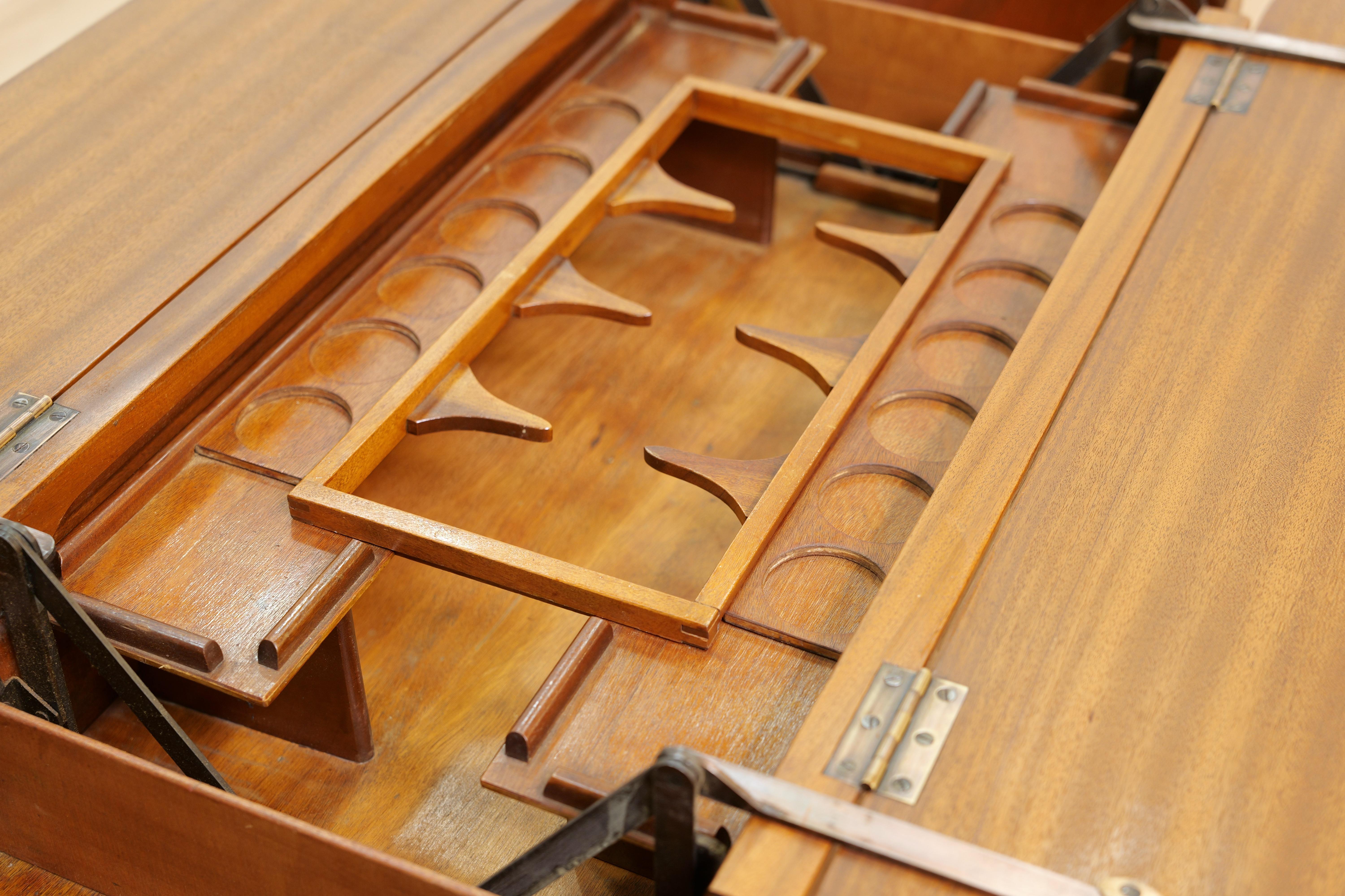 1930s Art Deco Metamorphic Cocktail Wagon Bar Cart by Besway Nogal en venta