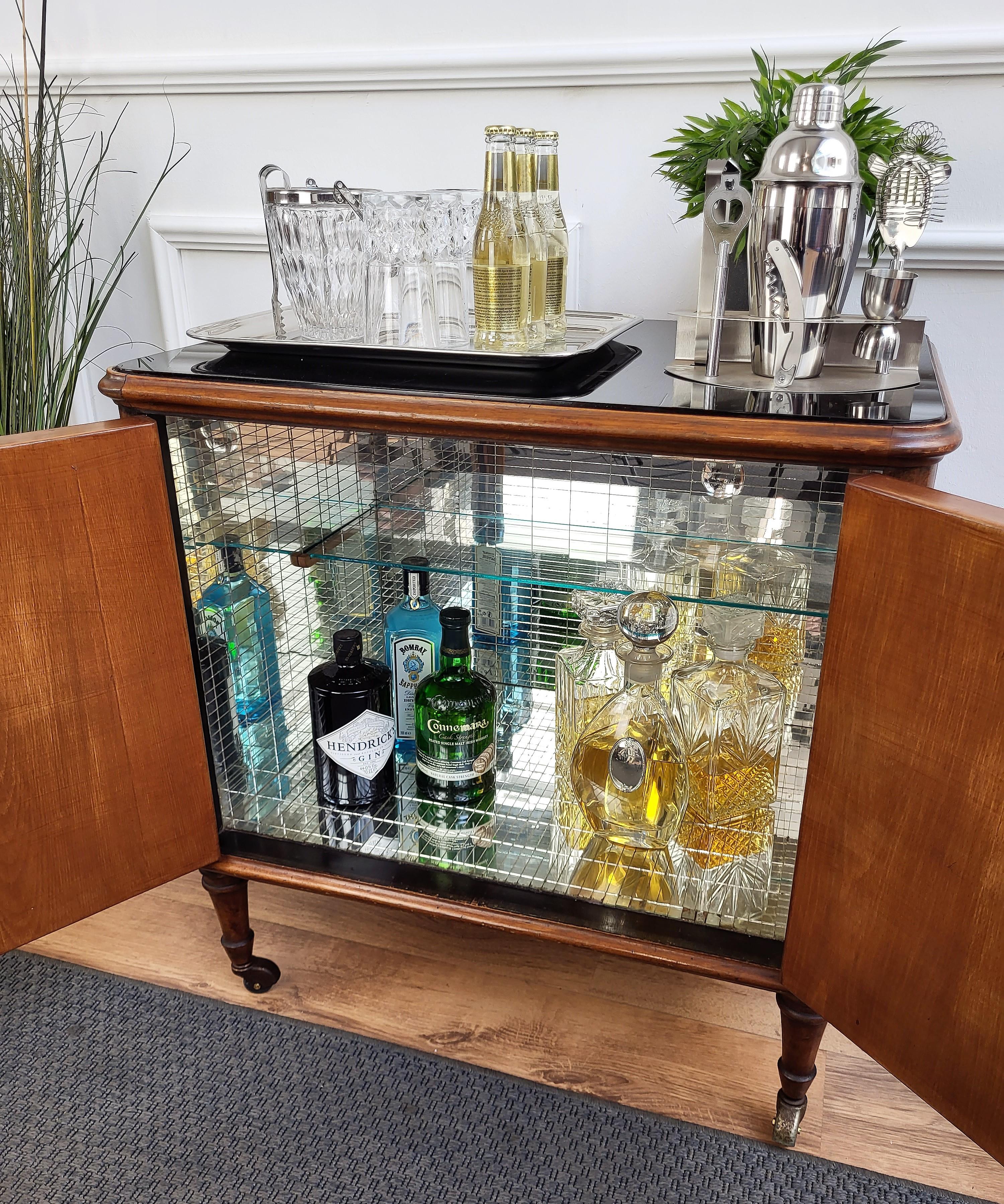 1930s Art Deco Mid-Century Italian Wood Brass Mirror Mosaic Dry Bar Cabinet Cart In Good Condition For Sale In Carimate, Como