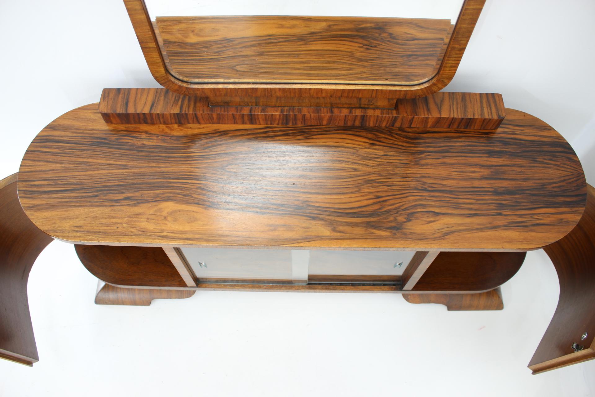 1930 Art Deco Mirror Gabinete de nogal, Checoslovaquia Art Decó en venta