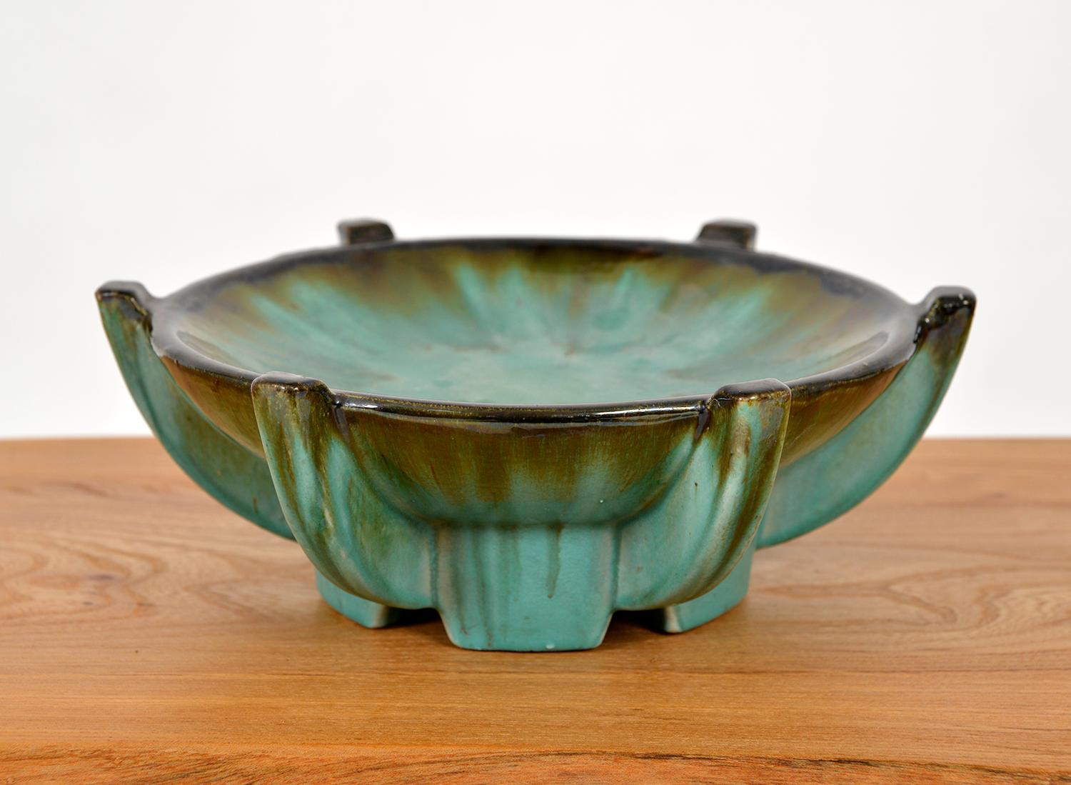 Cette très élégante poterie d'art Tazza par les Faïenceries de Thulin a un aspect Art déco incomparable avec un magnifique extérieur décoratif émaillé au goutte-à-goutte dans les verts et les turquoises. La base porte la mention 