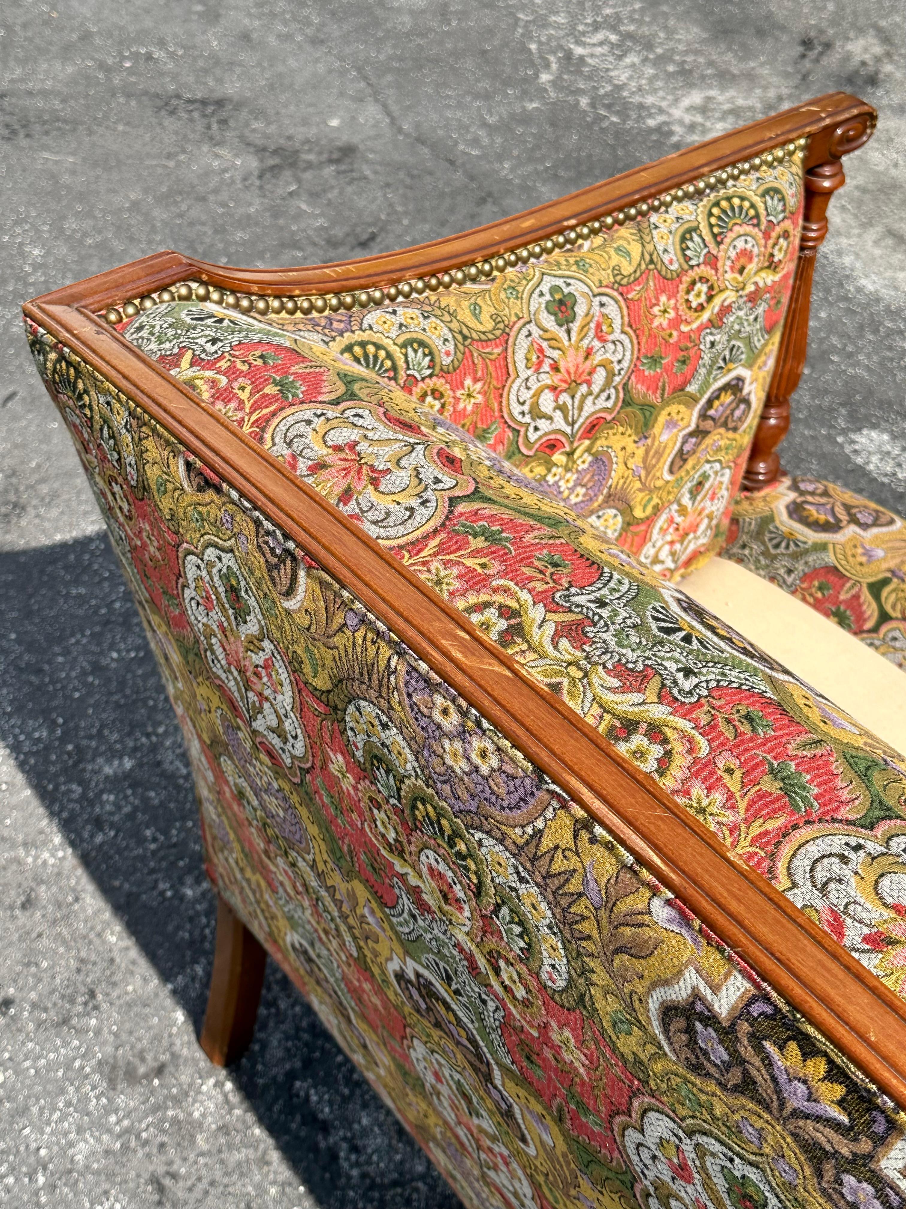 Canapé Art Déco des années 1930, néoclassique, en textile courbé et vibrant Chinoiserie, à fleurs en vente 6