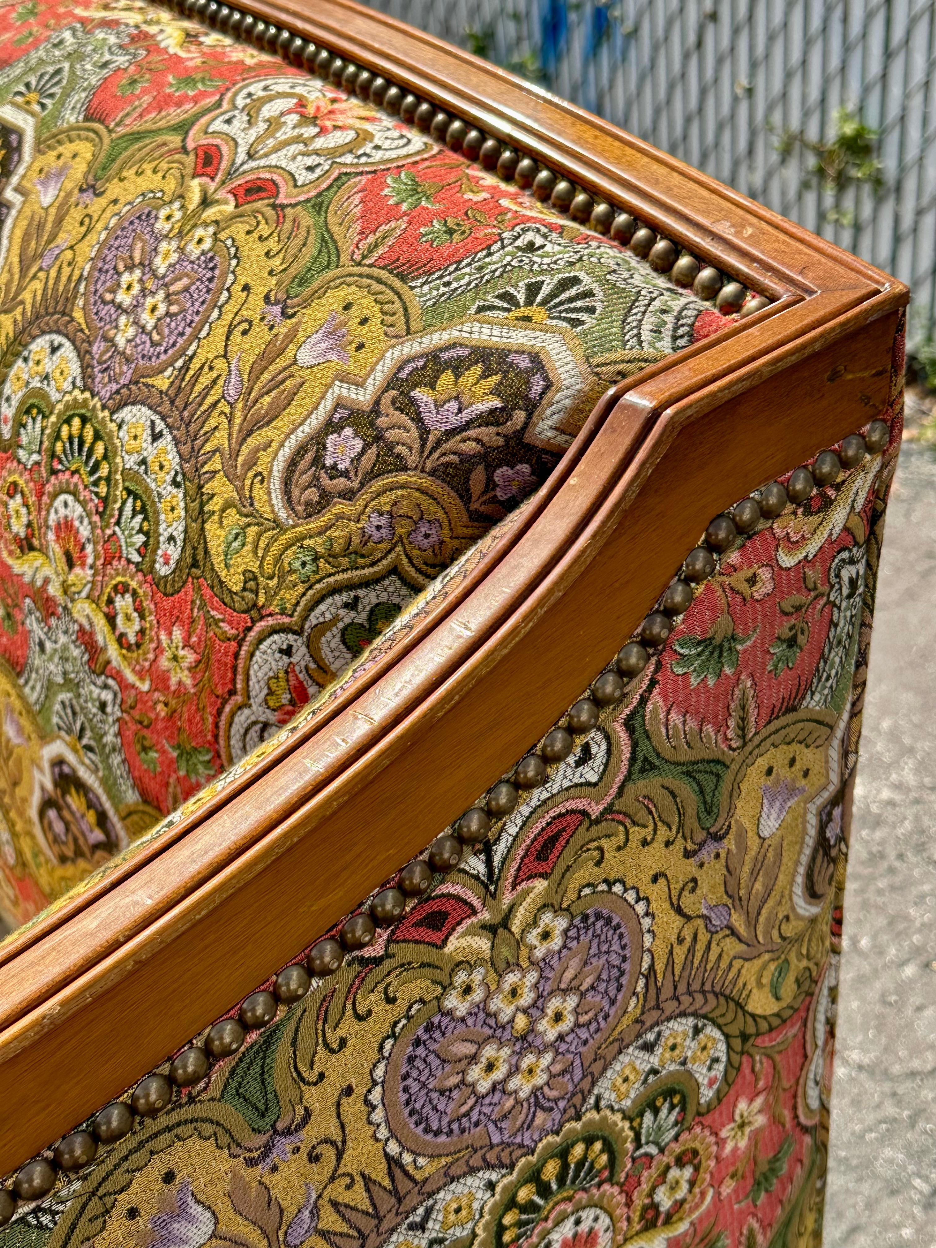 Canapé Art Déco des années 1930, néoclassique, en textile courbé et vibrant Chinoiserie, à fleurs en vente 9