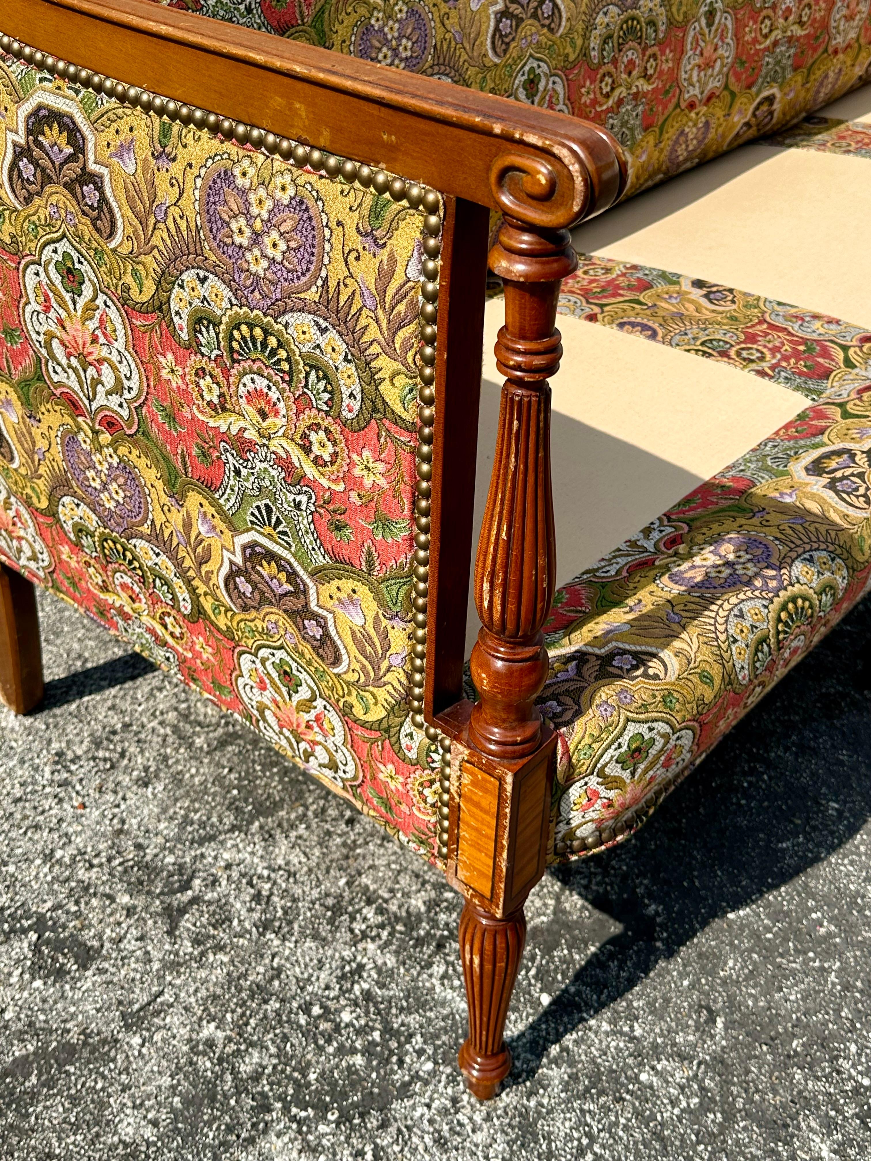 Canapé Art Déco des années 1930, néoclassique, en textile courbé et vibrant Chinoiserie, à fleurs en vente 12