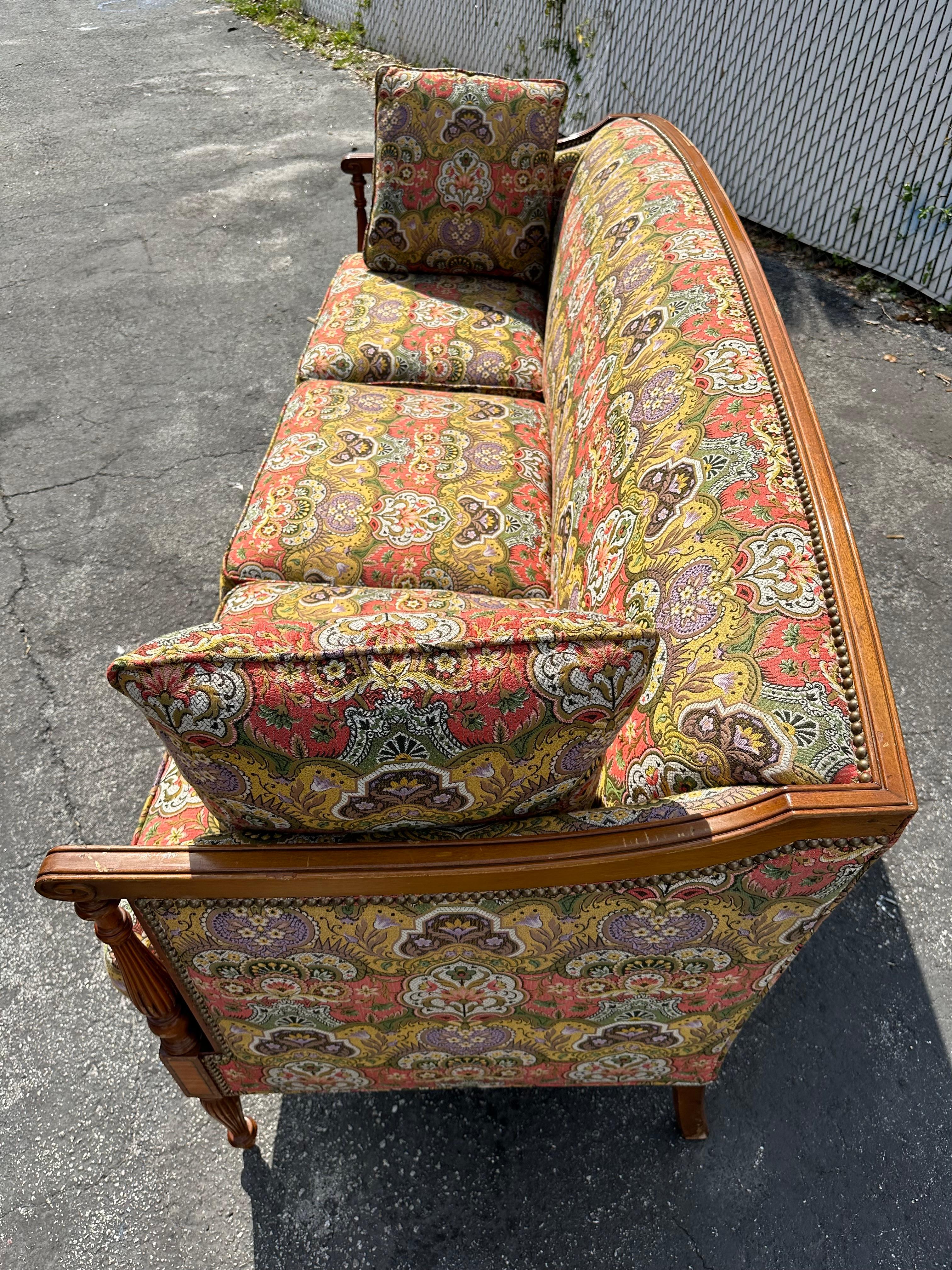 Européen Canapé Art Déco des années 1930, néoclassique, en textile courbé et vibrant Chinoiserie, à fleurs en vente