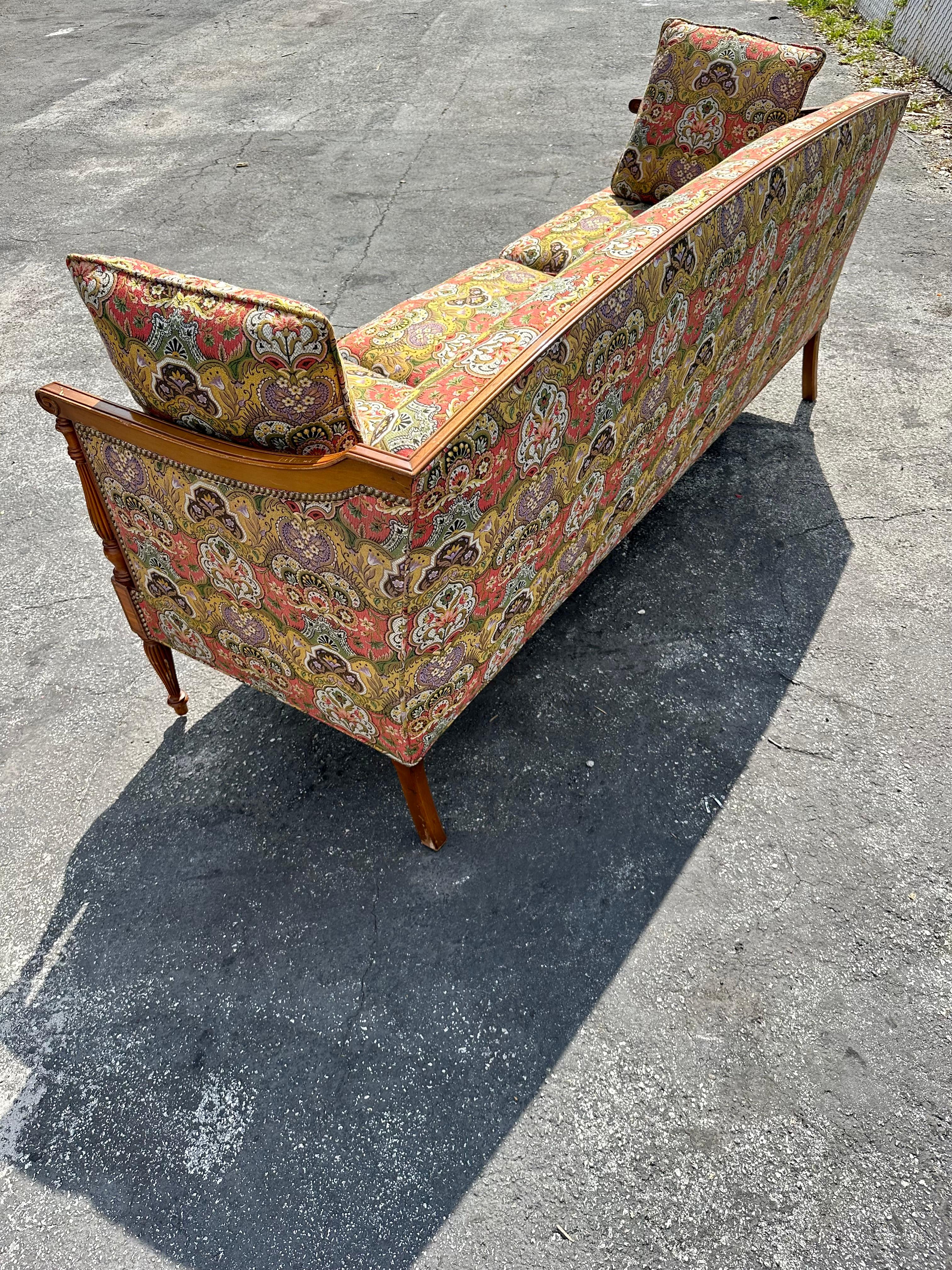 Canapé Art Déco des années 1930, néoclassique, en textile courbé et vibrant Chinoiserie, à fleurs Bon état - En vente à Fort Lauderdale, FL