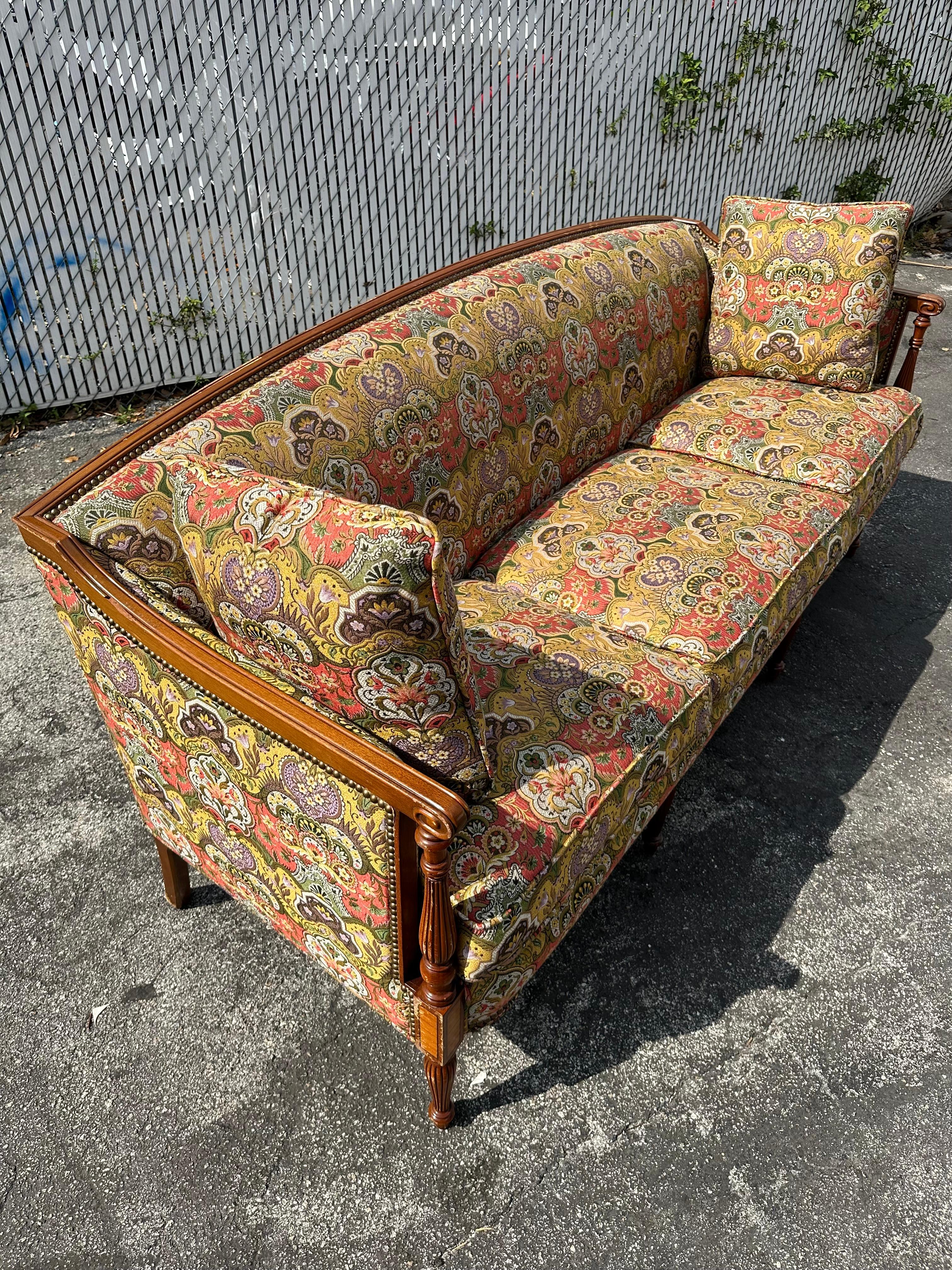 Milieu du XXe siècle Canapé Art Déco des années 1930, néoclassique, en textile courbé et vibrant Chinoiserie, à fleurs en vente