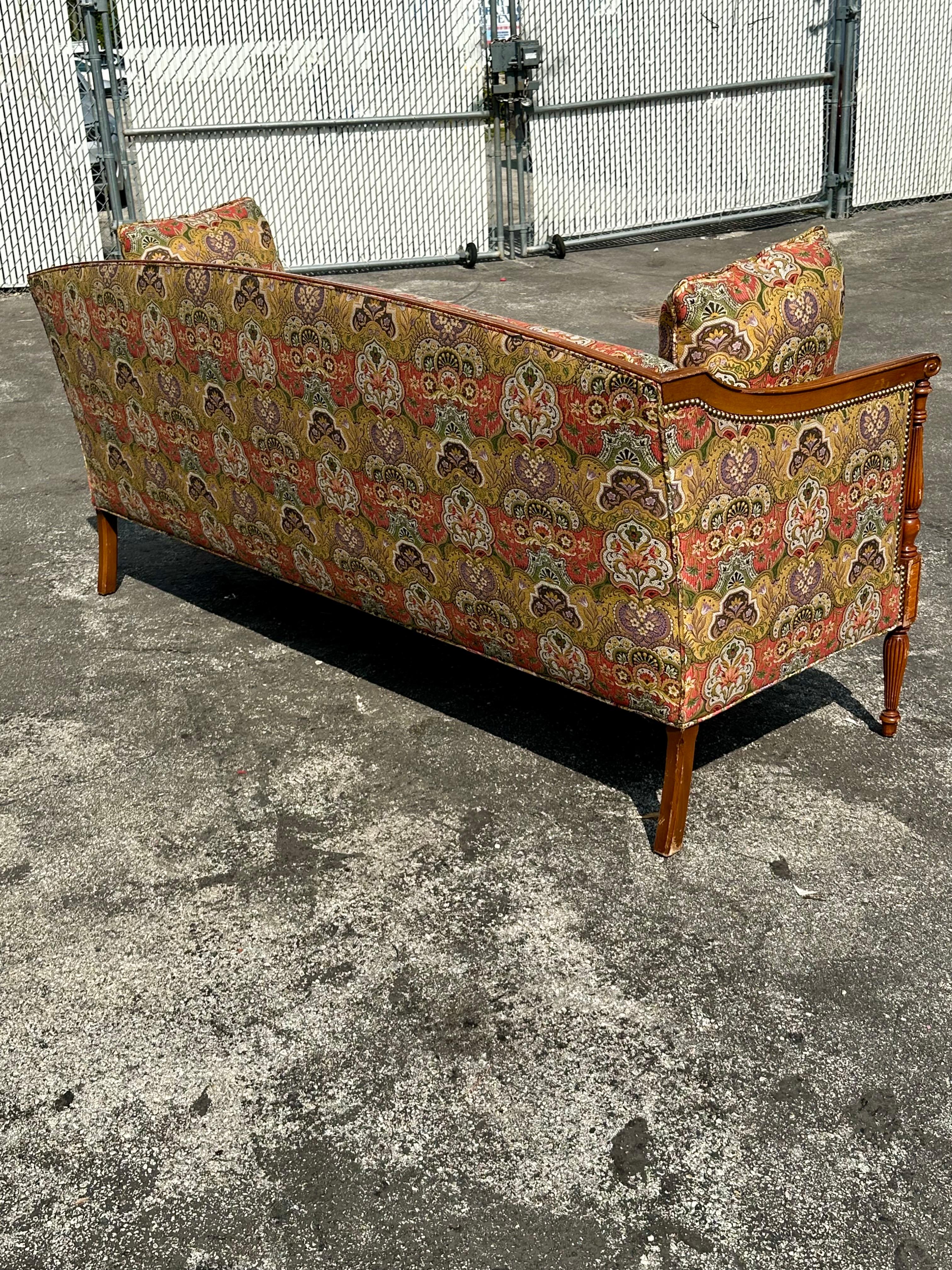 Canapé Art Déco des années 1930, néoclassique, en textile courbé et vibrant Chinoiserie, à fleurs en vente 1