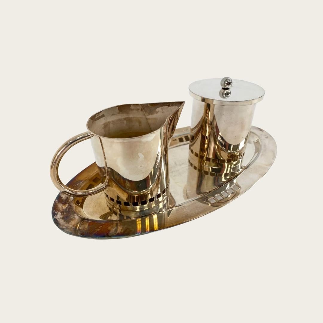 Art déco 1930s Art Deco Nickel Silver Three Piece Sugar Bowl, Milk Verser and Tray en vente
