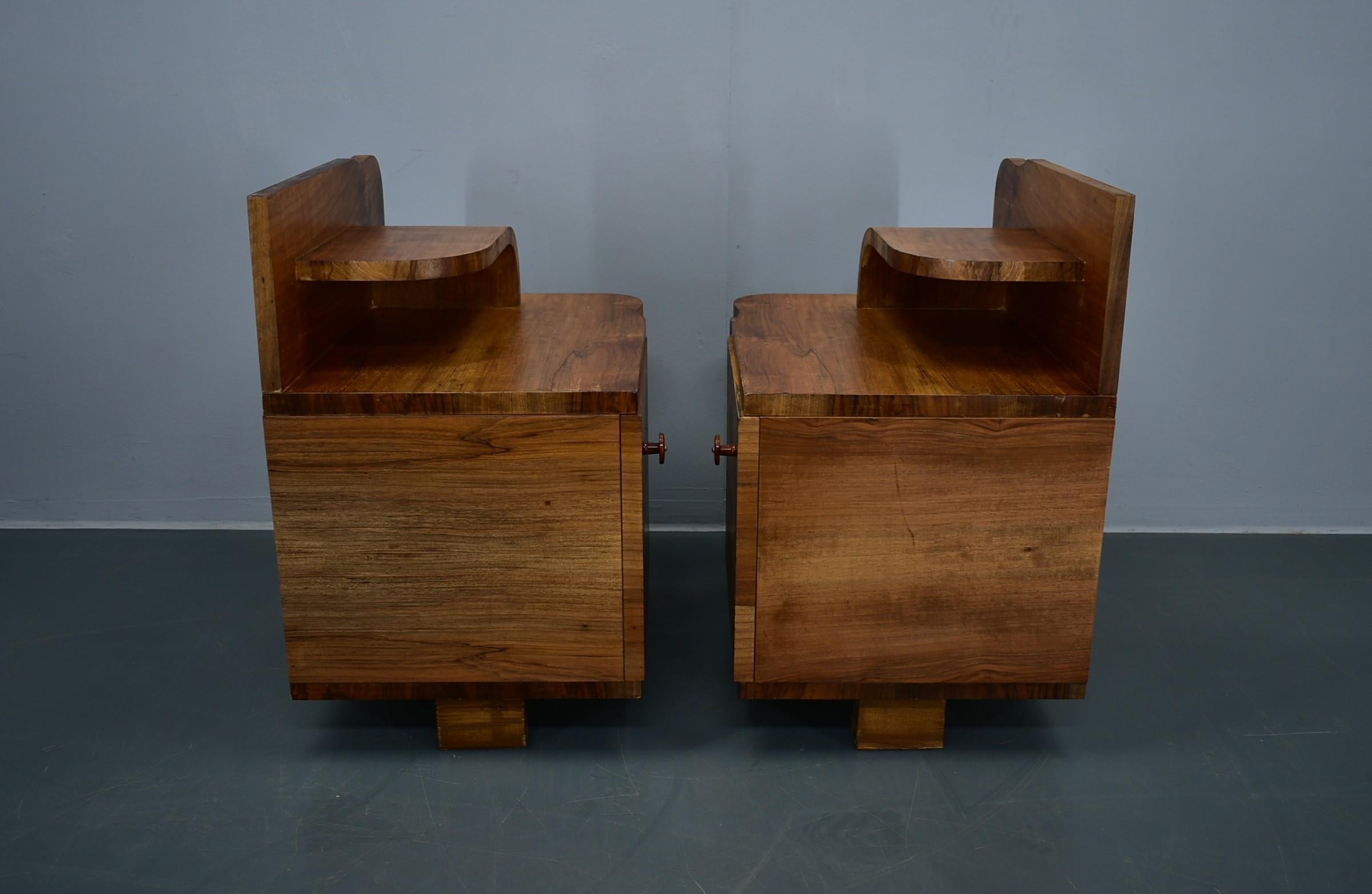 Tables de nuit Art déco des années 1930 en finition noyer, Tchécoslovaquie en vente 5