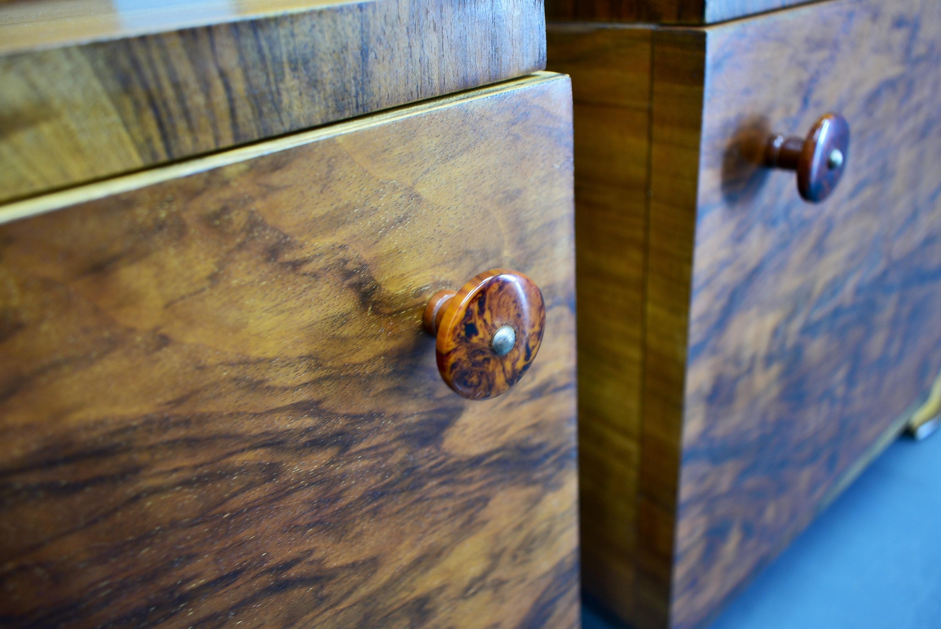 Tables de nuit Art déco des années 1930 en finition noyer, Tchécoslovaquie en vente 7