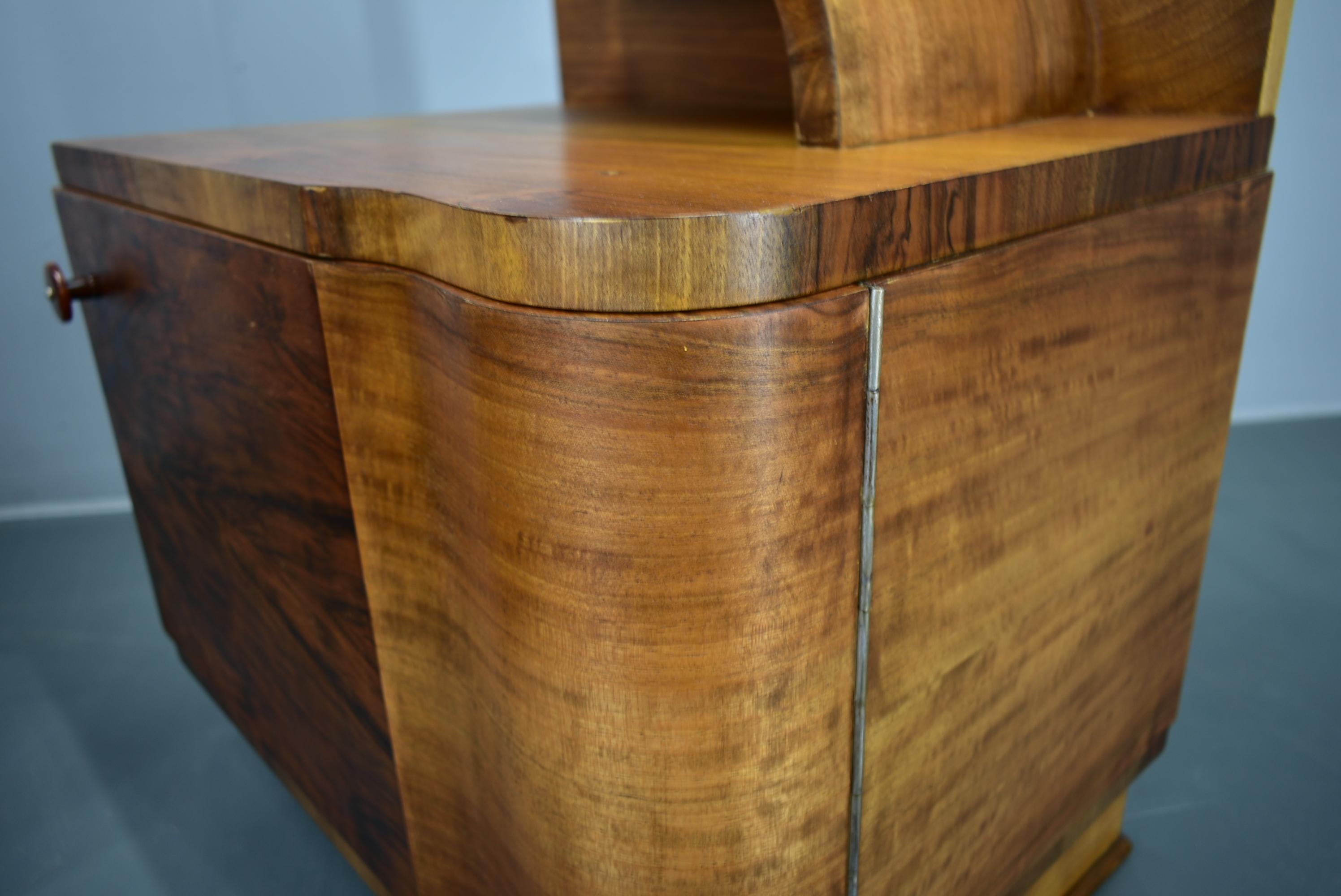Tables de nuit Art déco des années 1930 en finition noyer, Tchécoslovaquie en vente 13