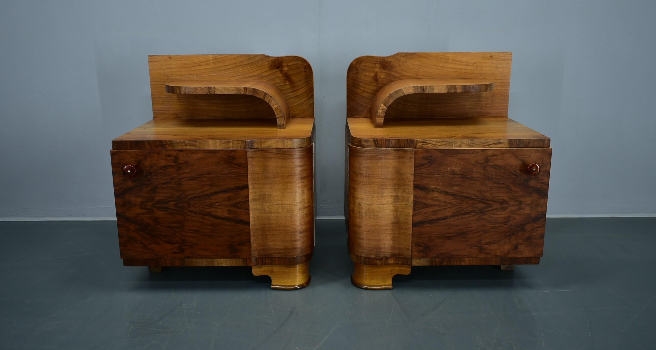 Tchèque Tables de nuit Art déco des années 1930 en finition noyer, Tchécoslovaquie en vente
