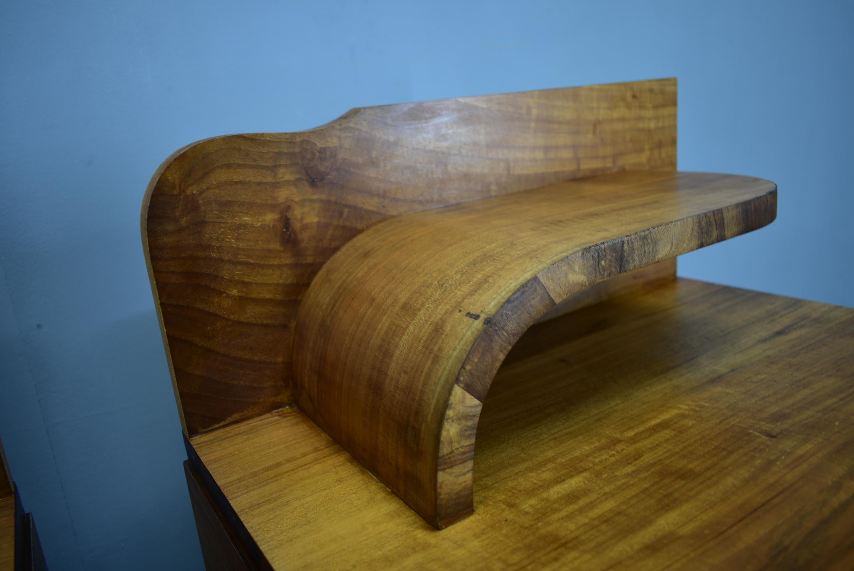 Milieu du XXe siècle Tables de nuit Art déco des années 1930 en finition noyer, Tchécoslovaquie en vente