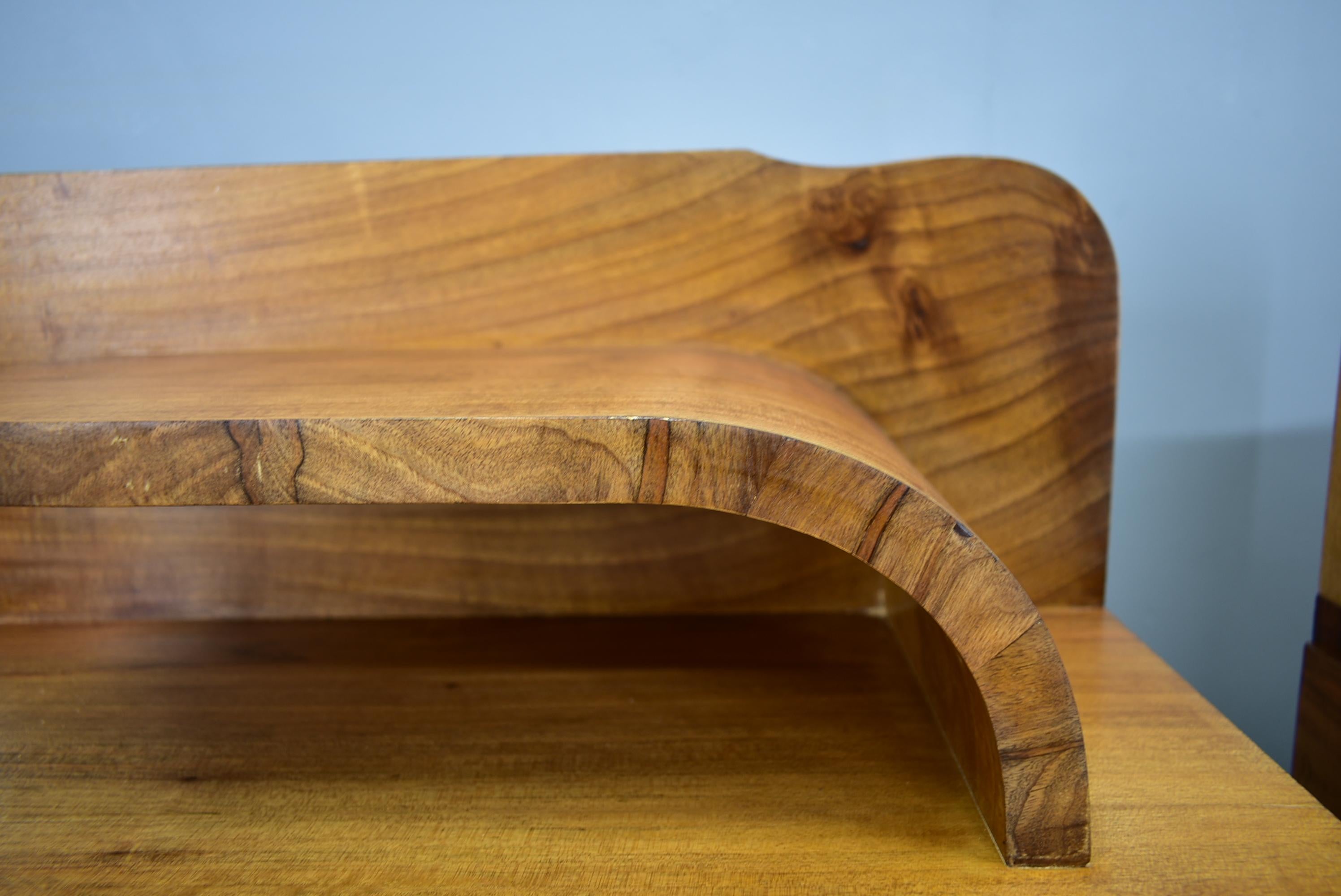 Bois Tables de nuit Art déco des années 1930 en finition noyer, Tchécoslovaquie en vente